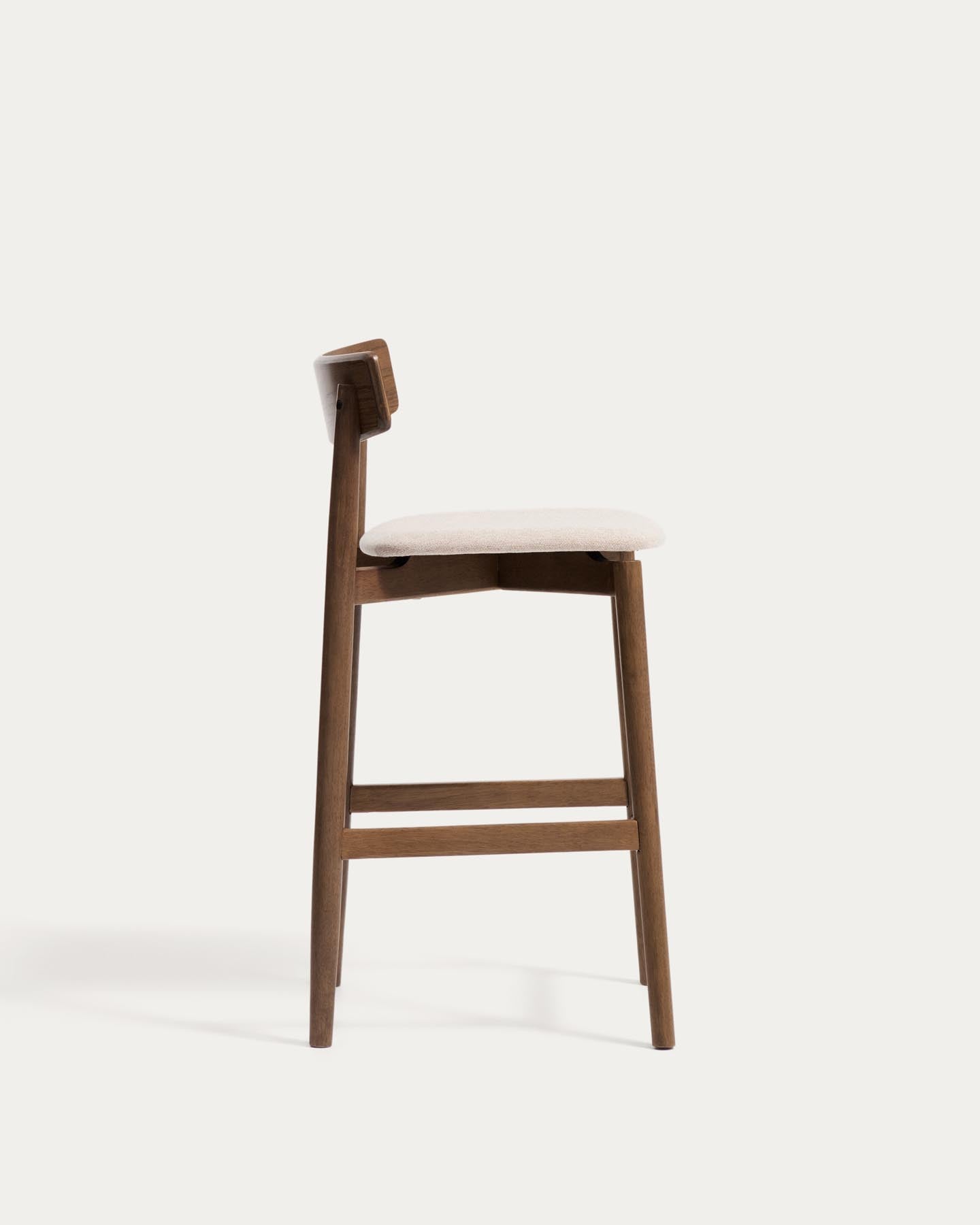 Hocker Evera mit Rückenlehne aus Eichenfurnier mit Nussbaumfinish und brauner Chenille, 65 cm in Braun präsentiert im Onlineshop von KAQTU Design AG. Barhocker ist von Kave Home