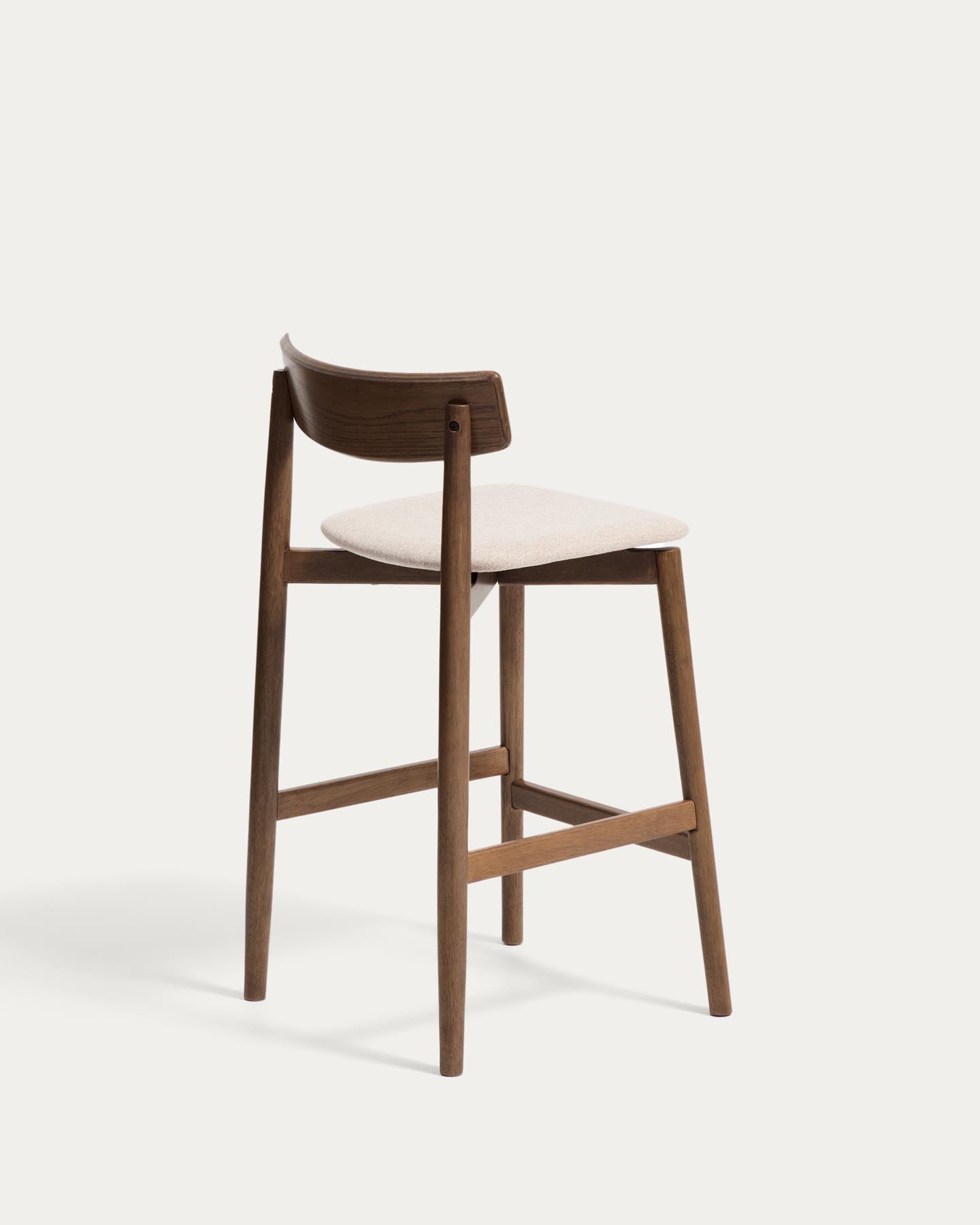 Hocker Evera mit Rückenlehne aus Eichenfurnier mit Nussbaumfinish und brauner Chenille, 65 cm in Braun präsentiert im Onlineshop von KAQTU Design AG. Barhocker ist von Kave Home