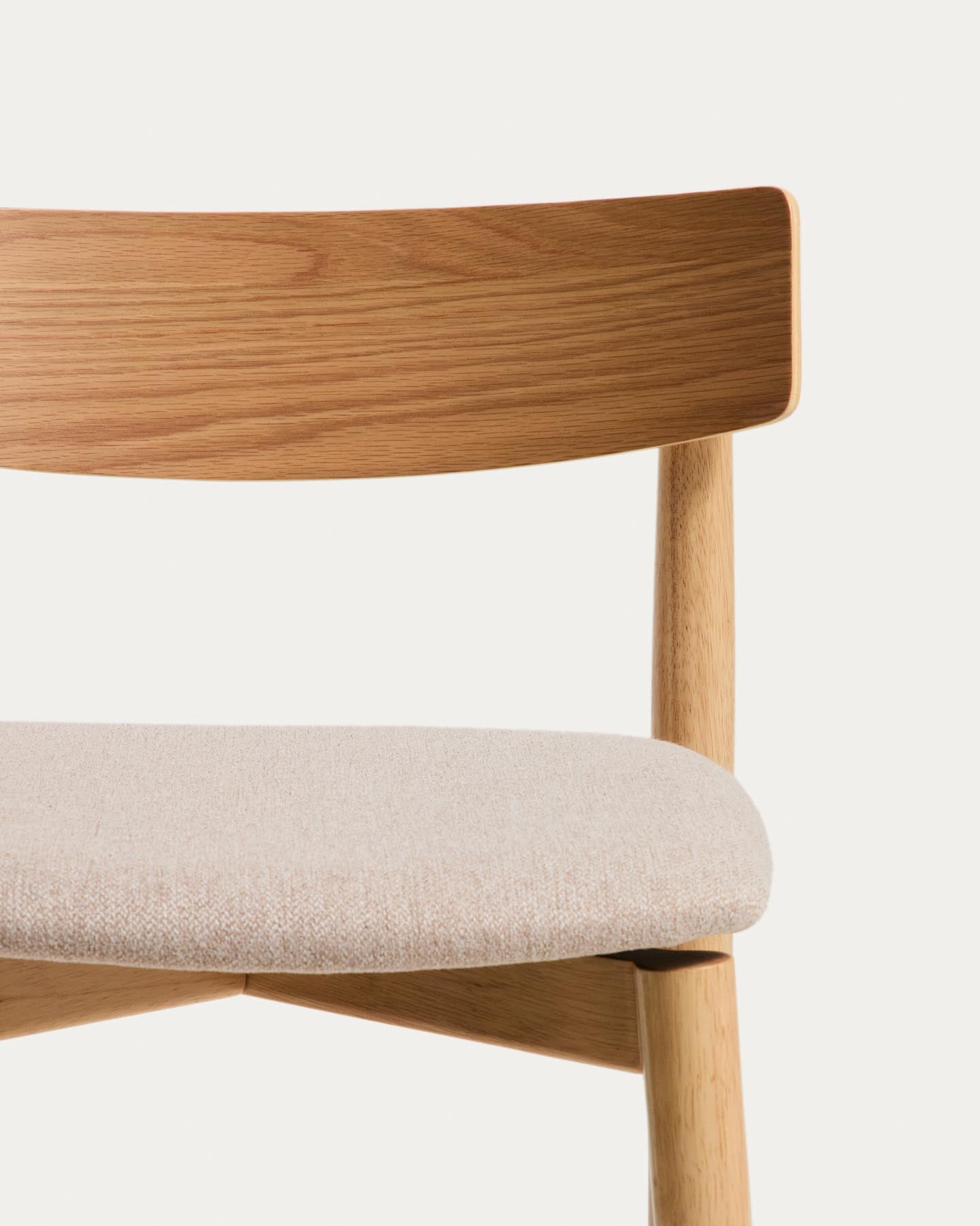 Hocker Evera mit Rückenlehne aus Eichenfurnier mit naturfarbenem Finish und beiger Chenille, 65 cm in Braun präsentiert im Onlineshop von KAQTU Design AG. Barhocker ist von Kave Home