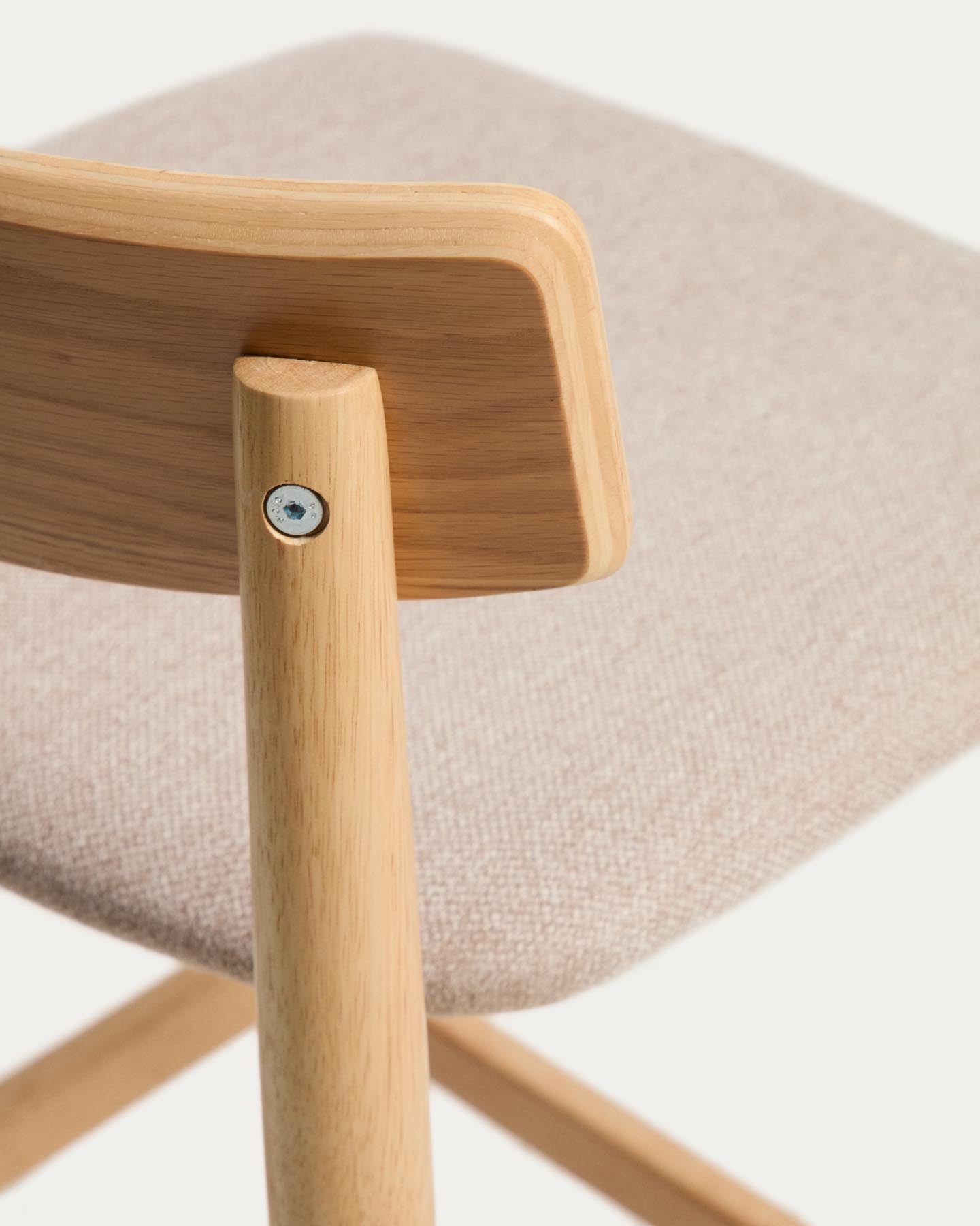 Hocker Evera mit Rückenlehne aus Eichenfurnier mit naturfarbenem Finish und beiger Chenille, 65 cm in Braun präsentiert im Onlineshop von KAQTU Design AG. Barhocker ist von Kave Home