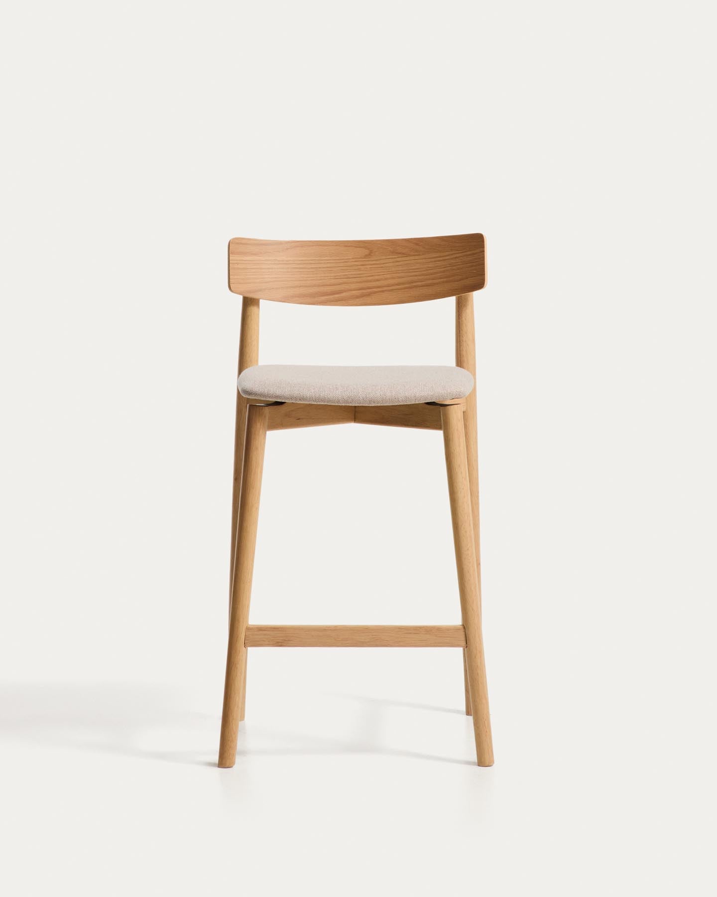 Hocker Evera mit Rückenlehne aus Eichenfurnier mit naturfarbenem Finish und beiger Chenille, 65 cm in Braun präsentiert im Onlineshop von KAQTU Design AG. Barhocker ist von Kave Home