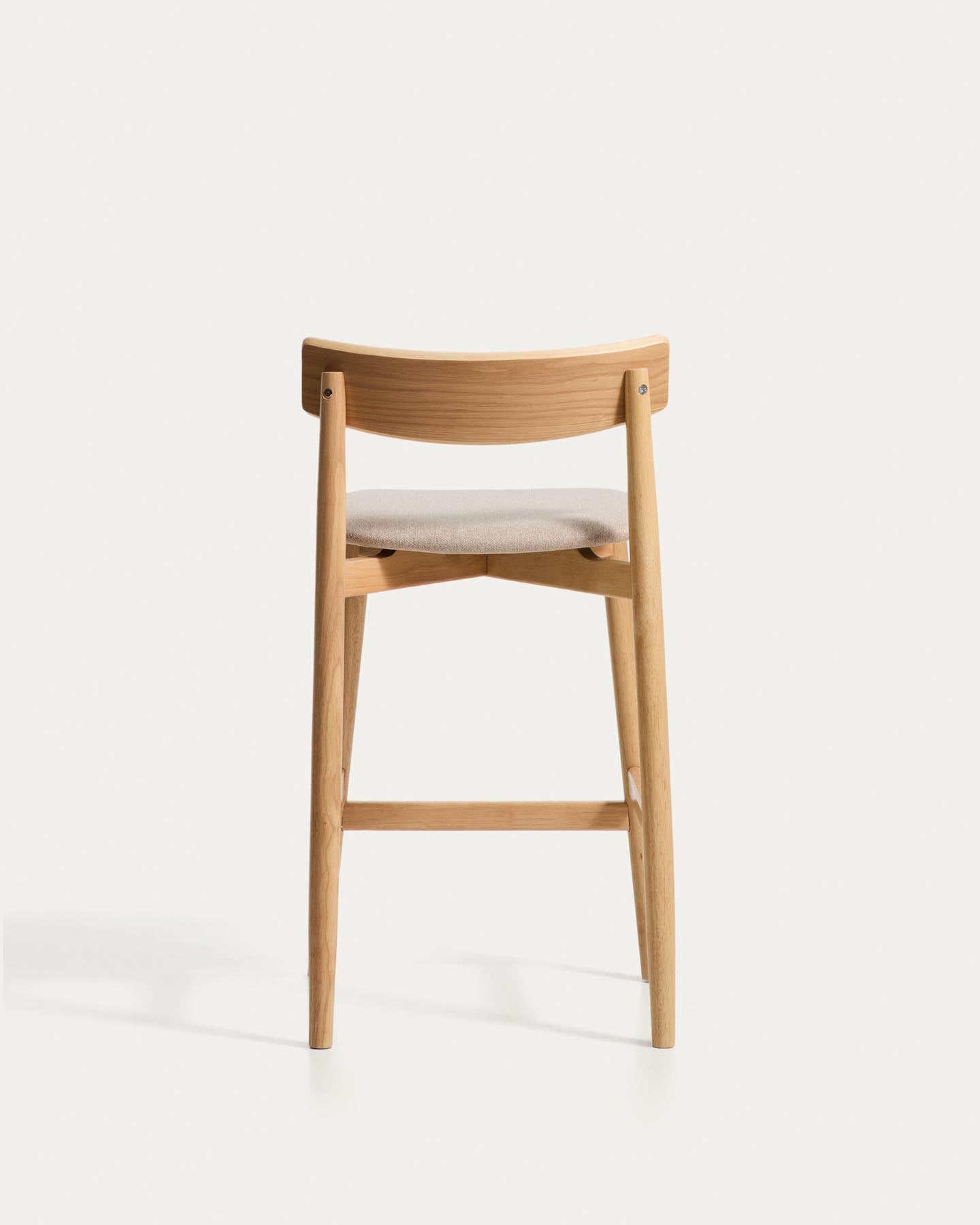 Hocker Evera mit Rückenlehne aus Eichenfurnier mit naturfarbenem Finish und beiger Chenille, 65 cm in Braun präsentiert im Onlineshop von KAQTU Design AG. Barhocker ist von Kave Home
