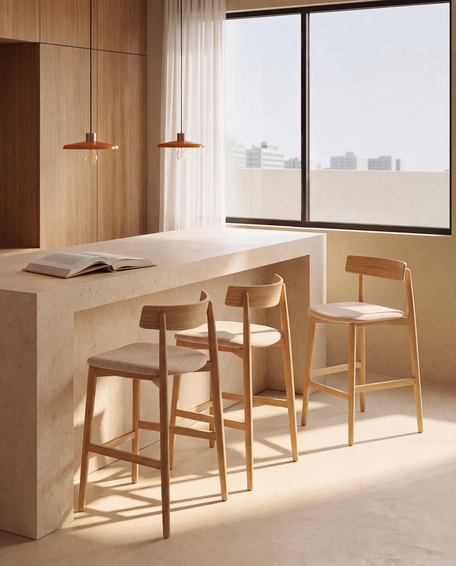 Hocker Evera mit Rückenlehne aus Eichenfurnier mit naturfarbenem Finish und beiger Chenille, 65 cm in Braun präsentiert im Onlineshop von KAQTU Design AG. Barhocker ist von Kave Home