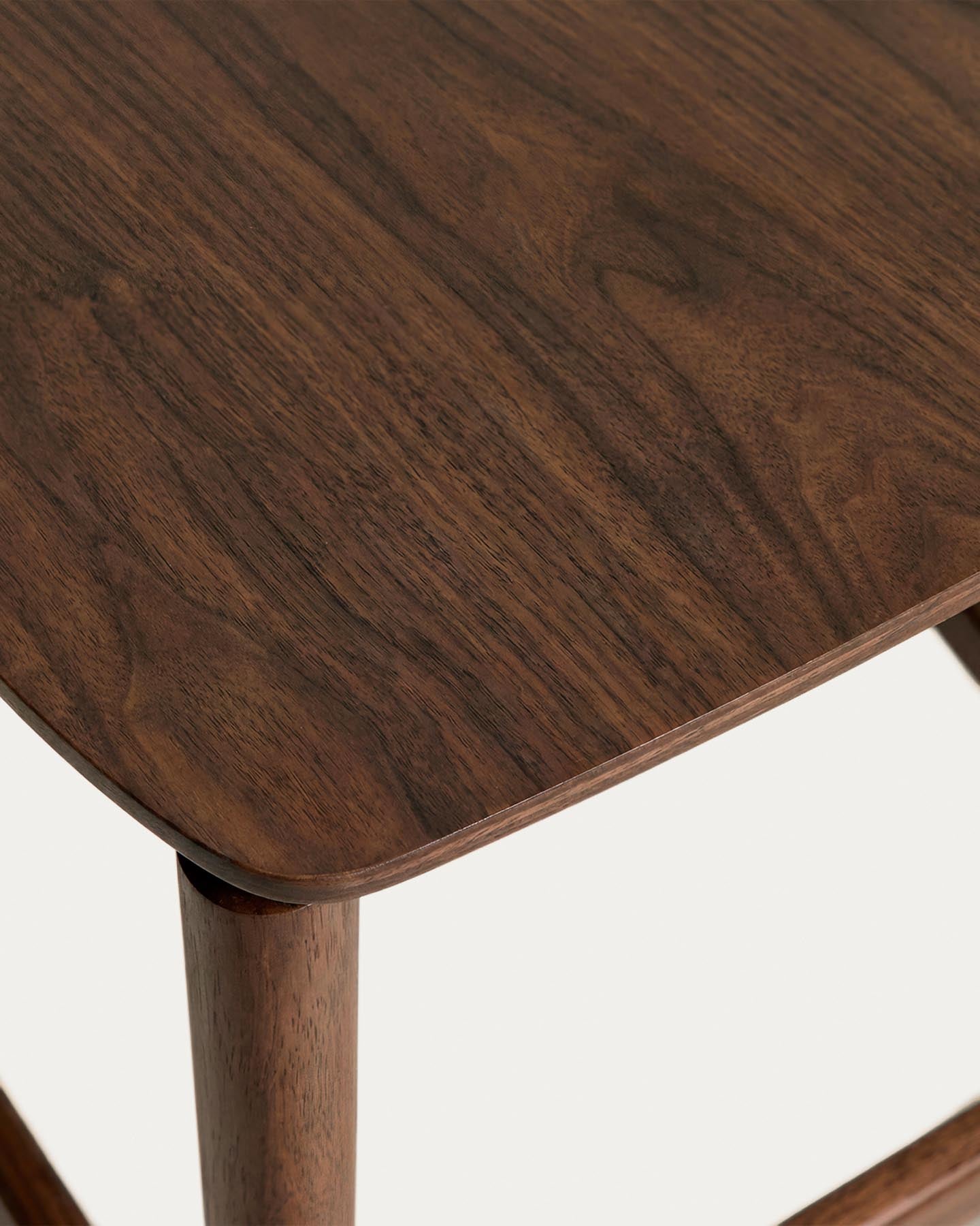 Hocker Evera aus Eichenfurnier mit Nussbaumfinish, 65 cm in Beige präsentiert im Onlineshop von KAQTU Design AG. Barhocker ist von Kave Home