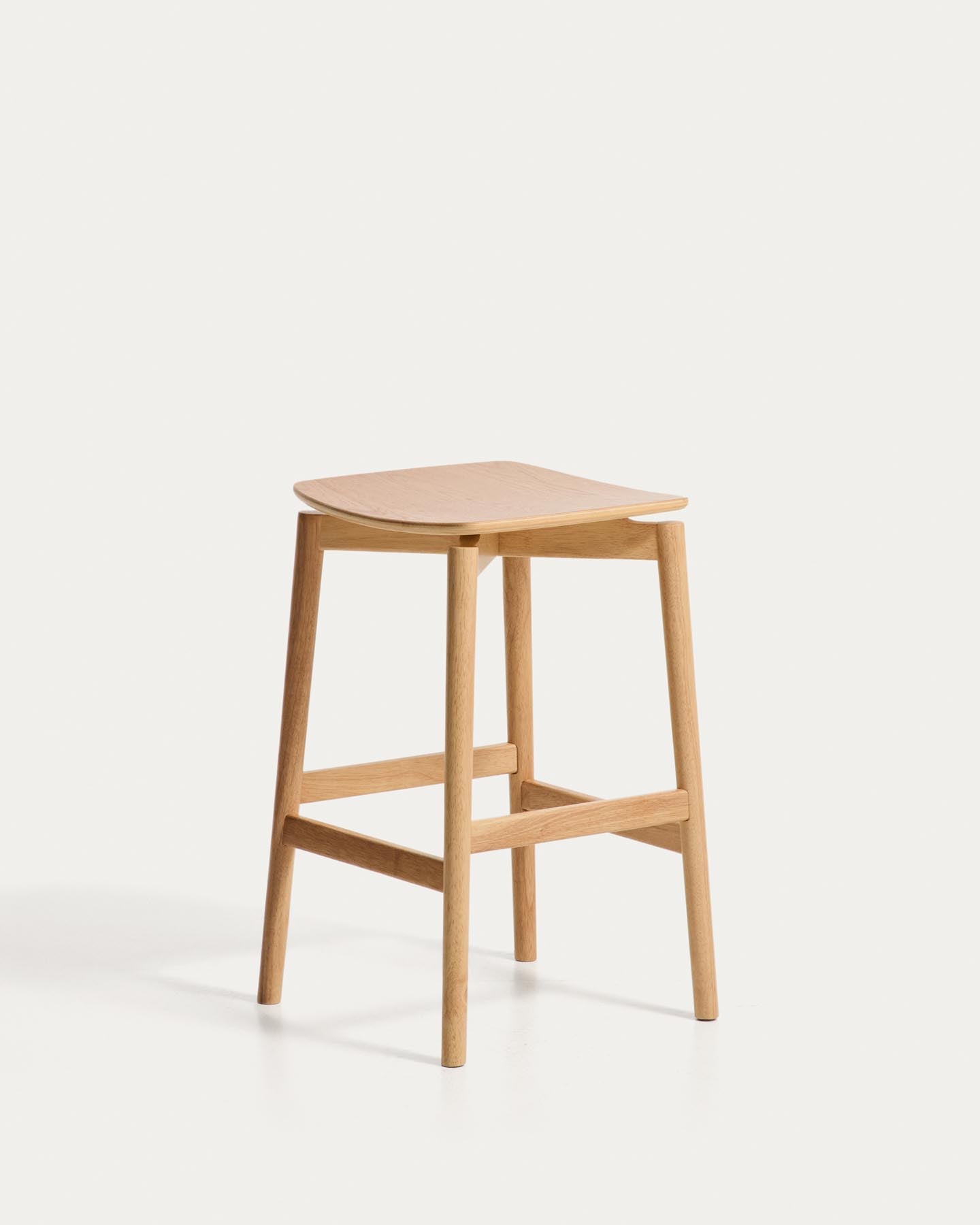 Hocker Evera aus Eichenfurnier mit naturfarbenem Finish, 65 cm  in Beige präsentiert im Onlineshop von KAQTU Design AG. Barhocker ist von Kave Home