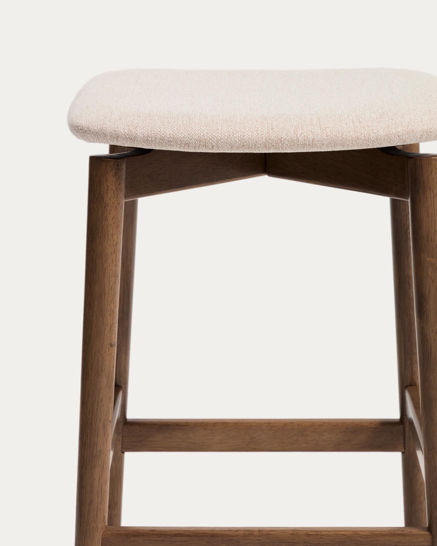 Hocker Evera aus Eichenfurnier mit Nussbaumfinish und brauner Chenille, 65 cm in Braun präsentiert im Onlineshop von KAQTU Design AG. Barhocker ist von Kave Home