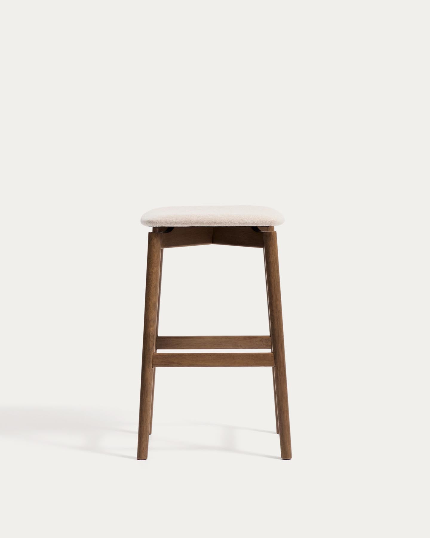 Hocker Evera aus Eichenfurnier mit Nussbaumfinish und brauner Chenille, 65 cm in Braun präsentiert im Onlineshop von KAQTU Design AG. Barhocker ist von Kave Home