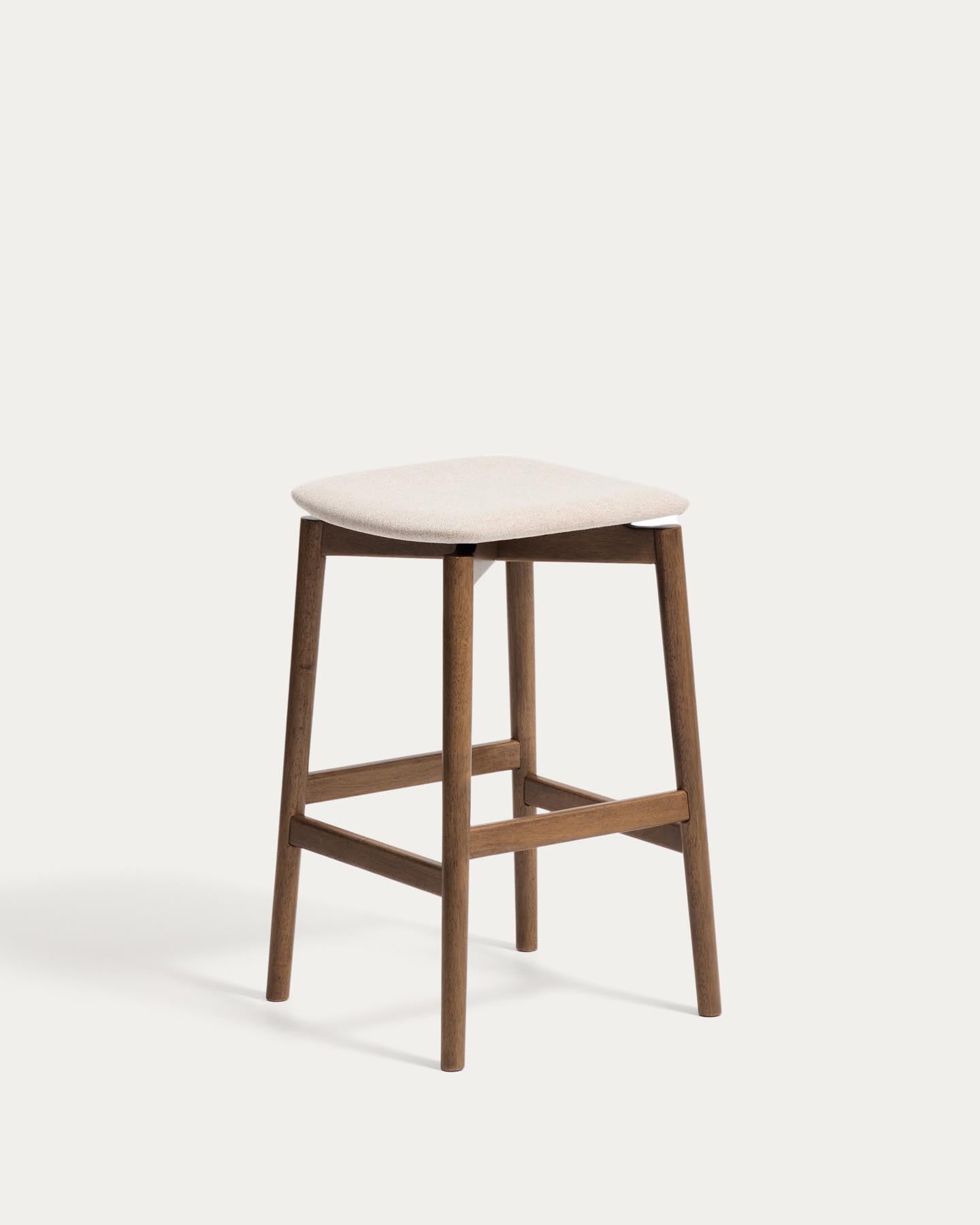 Hocker Evera aus Eichenfurnier mit Nussbaumfinish und brauner Chenille, 65 cm in Braun präsentiert im Onlineshop von KAQTU Design AG. Barhocker ist von Kave Home