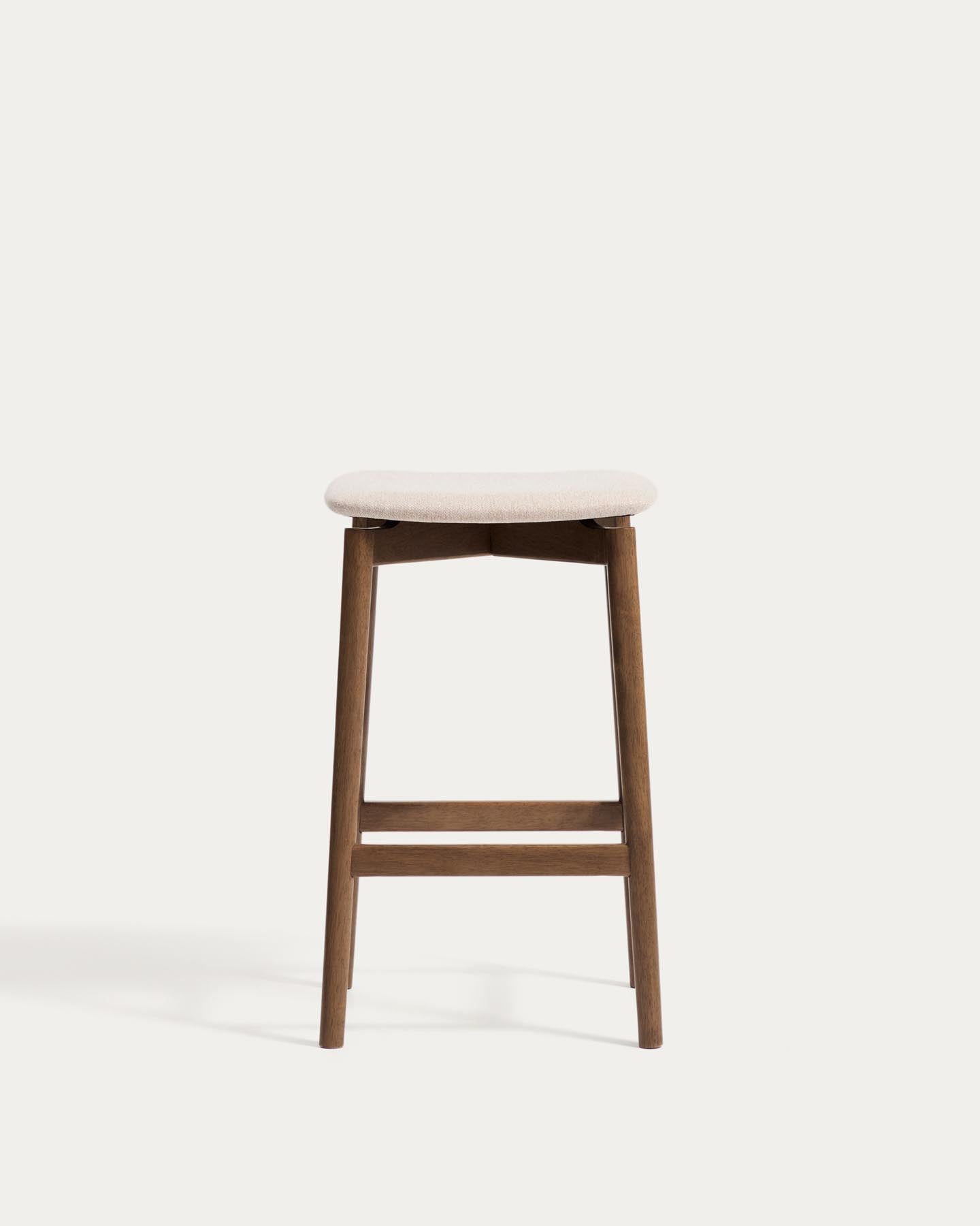 Hocker Evera aus Eichenfurnier mit Nussbaumfinish und brauner Chenille, 65 cm in Braun präsentiert im Onlineshop von KAQTU Design AG. Barhocker ist von Kave Home