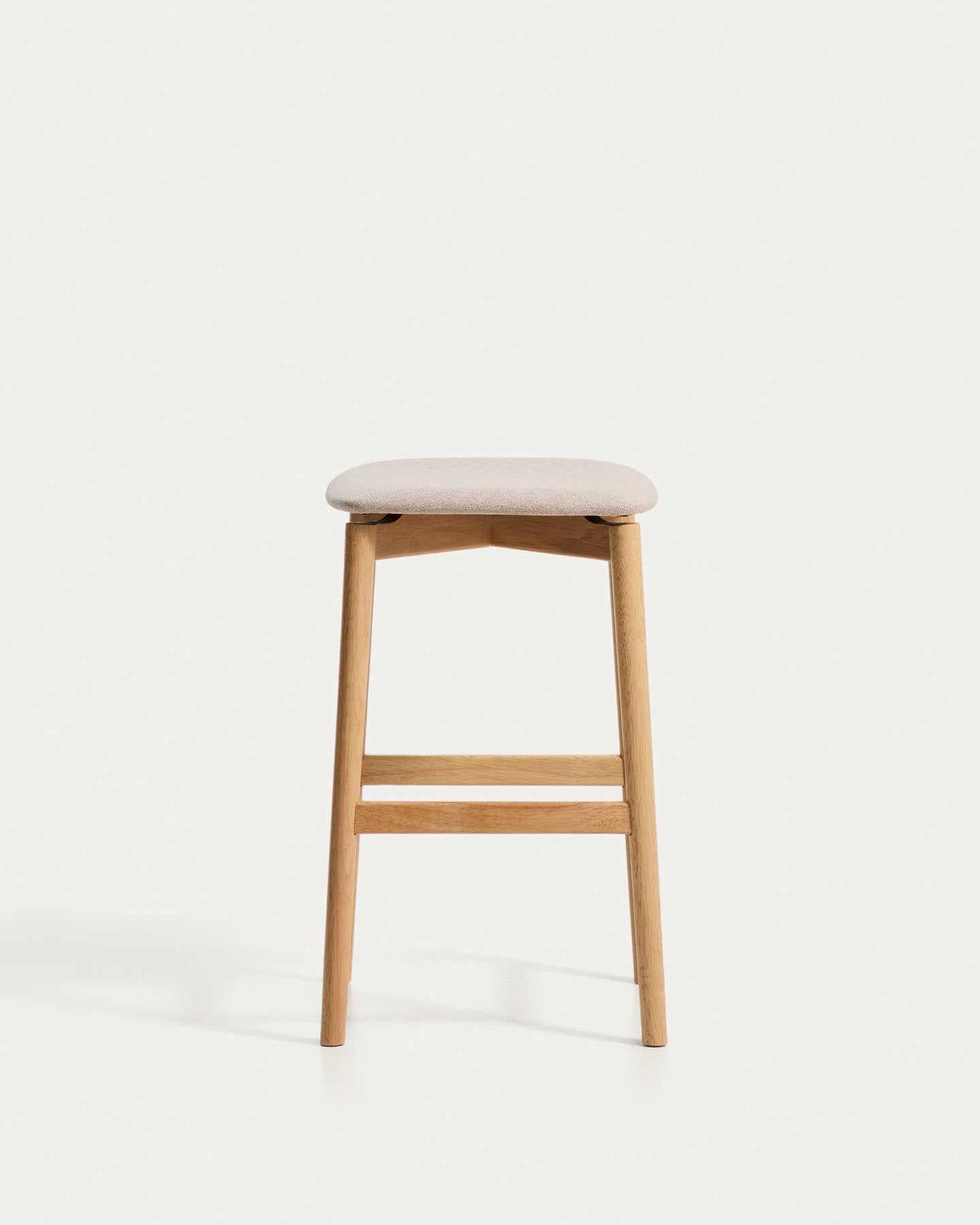 Hocker Evera aus Eichenfurnier mit naturfarbenem Finish und beiger Chenille, 65 cm in Beige präsentiert im Onlineshop von KAQTU Design AG. Barhocker ist von Kave Home