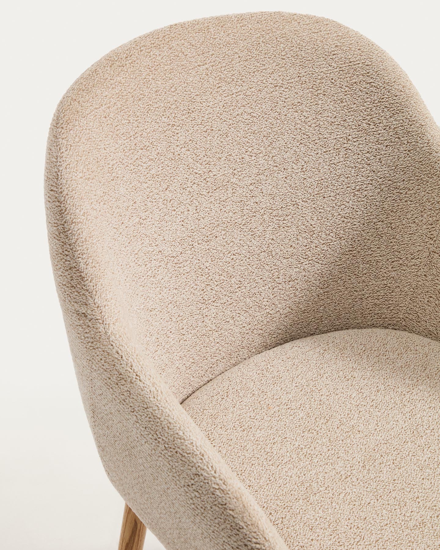 Armlehnenstuhl Meila mit beiger Chenille und Beinen aus massivem Eschenholz mit naturfarbenem Finish  in Beige präsentiert im Onlineshop von KAQTU Design AG. Stuhl mit Armlehne ist von Kave Home