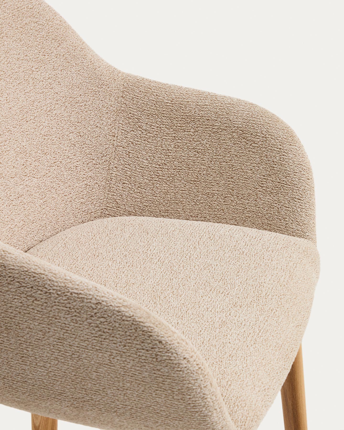 Armlehnenstuhl Meila mit beiger Chenille und Beinen aus massivem Eschenholz mit naturfarbenem Finish  in Beige präsentiert im Onlineshop von KAQTU Design AG. Stuhl mit Armlehne ist von Kave Home