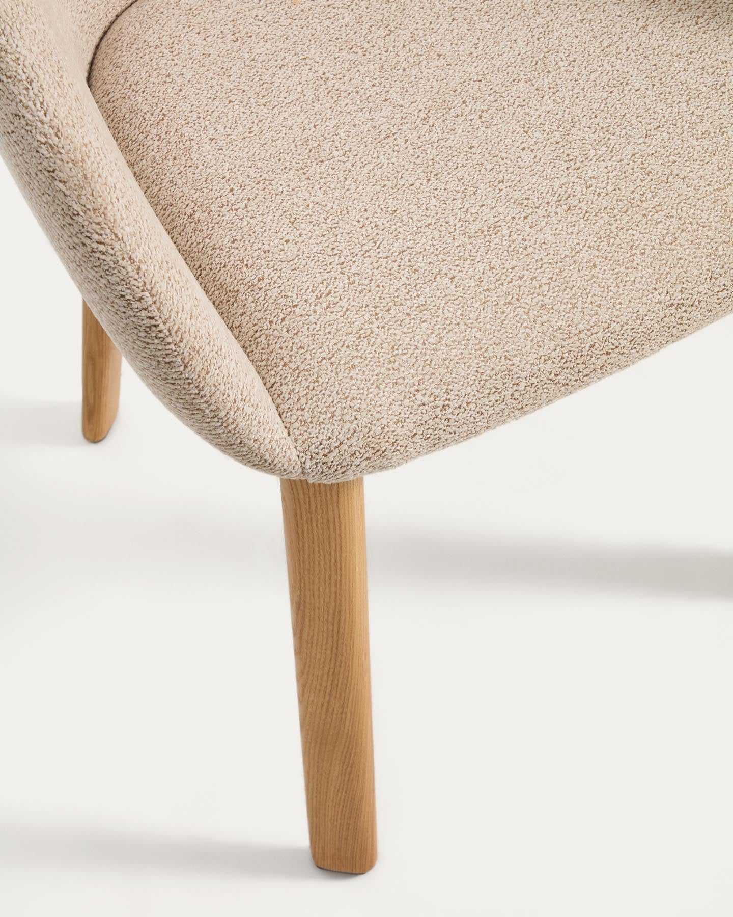 Armlehnenstuhl Meila mit beiger Chenille und Beinen aus massivem Eschenholz mit naturfarbenem Finish  in Beige präsentiert im Onlineshop von KAQTU Design AG. Stuhl mit Armlehne ist von Kave Home