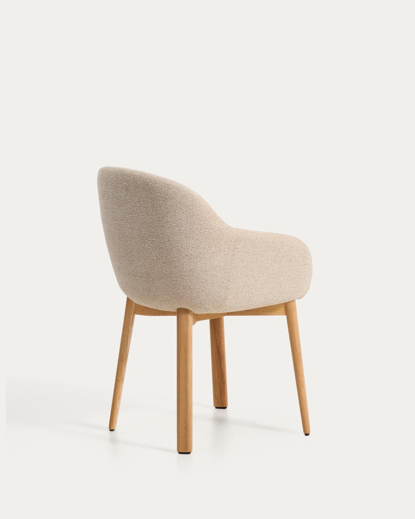 Armlehnenstuhl Meila mit beiger Chenille und Beinen aus massivem Eschenholz mit naturfarbenem Finish  in Beige präsentiert im Onlineshop von KAQTU Design AG. Stuhl mit Armlehne ist von Kave Home