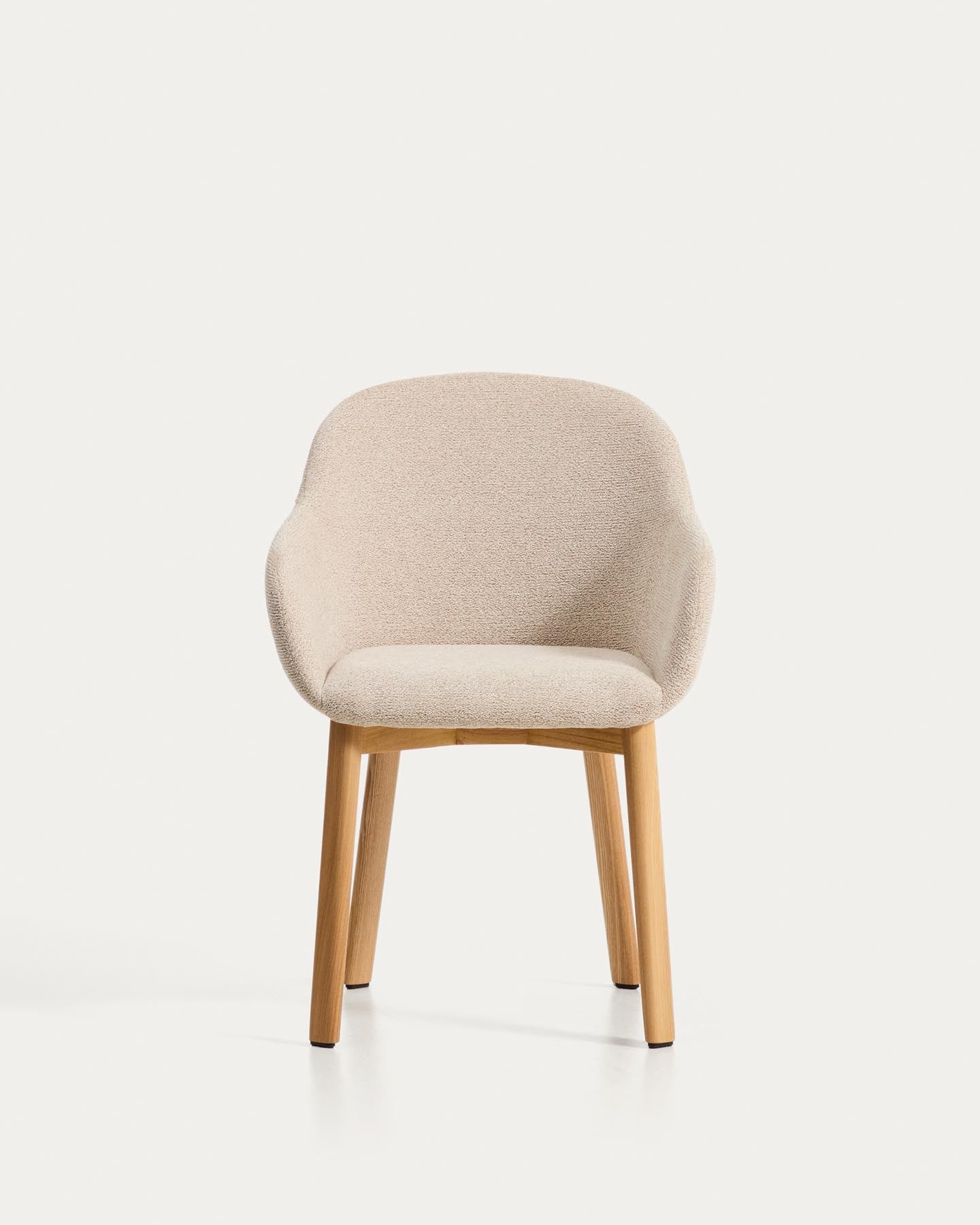Armlehnenstuhl Meila mit beiger Chenille und Beinen aus massivem Eschenholz mit naturfarbenem Finish  in Beige präsentiert im Onlineshop von KAQTU Design AG. Stuhl mit Armlehne ist von Kave Home
