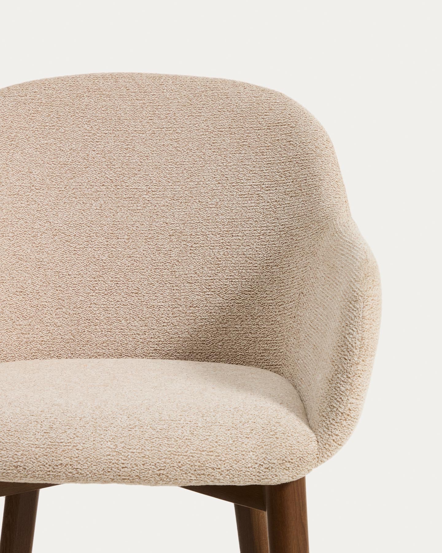 Armlehnenstuhl Meila mit beiger Chenille und Beinen aus massivem Eschenholz mit Nussbaumfinish in Beige präsentiert im Onlineshop von KAQTU Design AG. Stuhl mit Armlehne ist von Kave Home