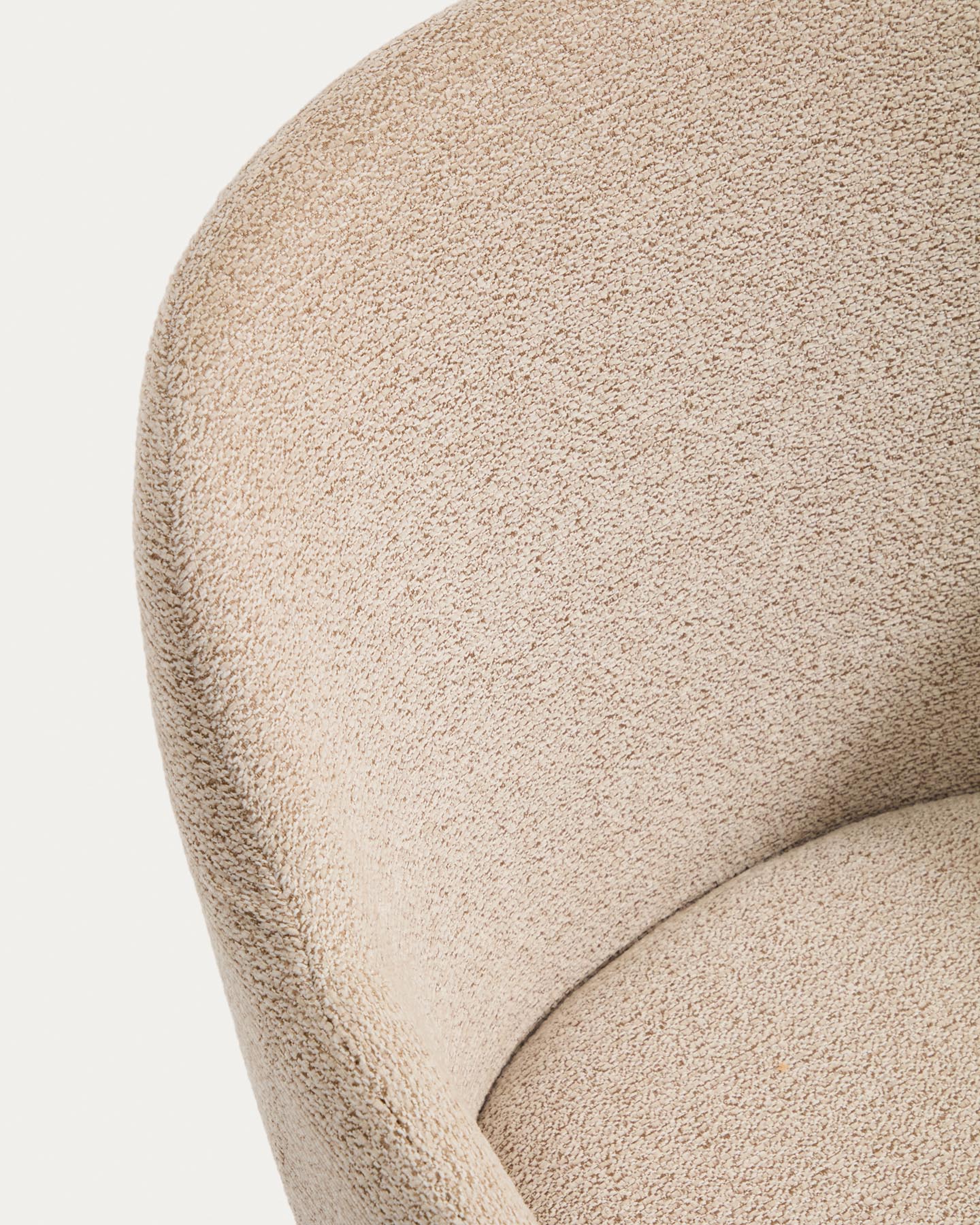 Armlehnenstuhl Meila mit beiger Chenille und Beinen aus massivem Eschenholz mit Nussbaumfinish in Beige präsentiert im Onlineshop von KAQTU Design AG. Stuhl mit Armlehne ist von Kave Home