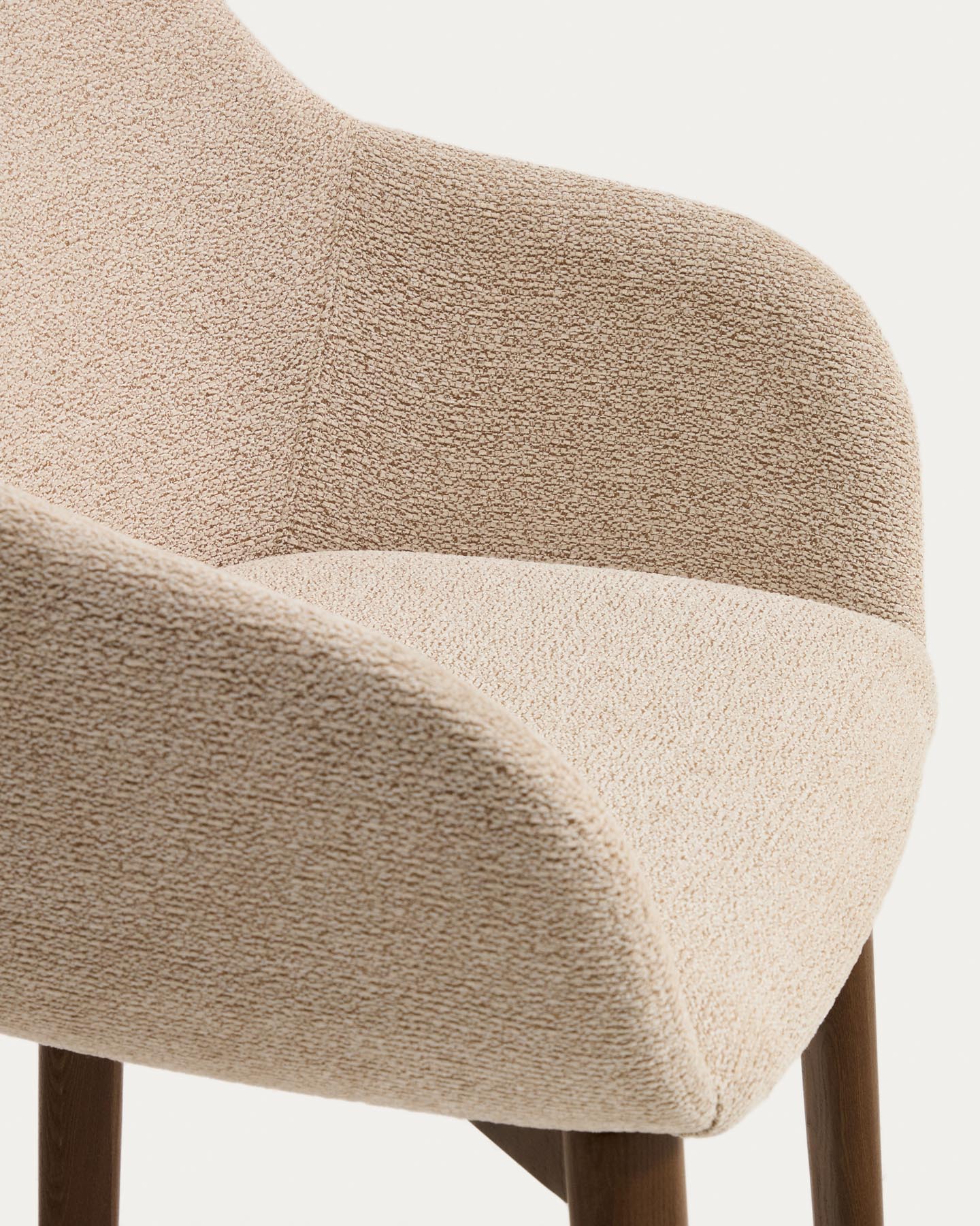 Armlehnenstuhl Meila mit beiger Chenille und Beinen aus massivem Eschenholz mit Nussbaumfinish in Beige präsentiert im Onlineshop von KAQTU Design AG. Stuhl mit Armlehne ist von Kave Home