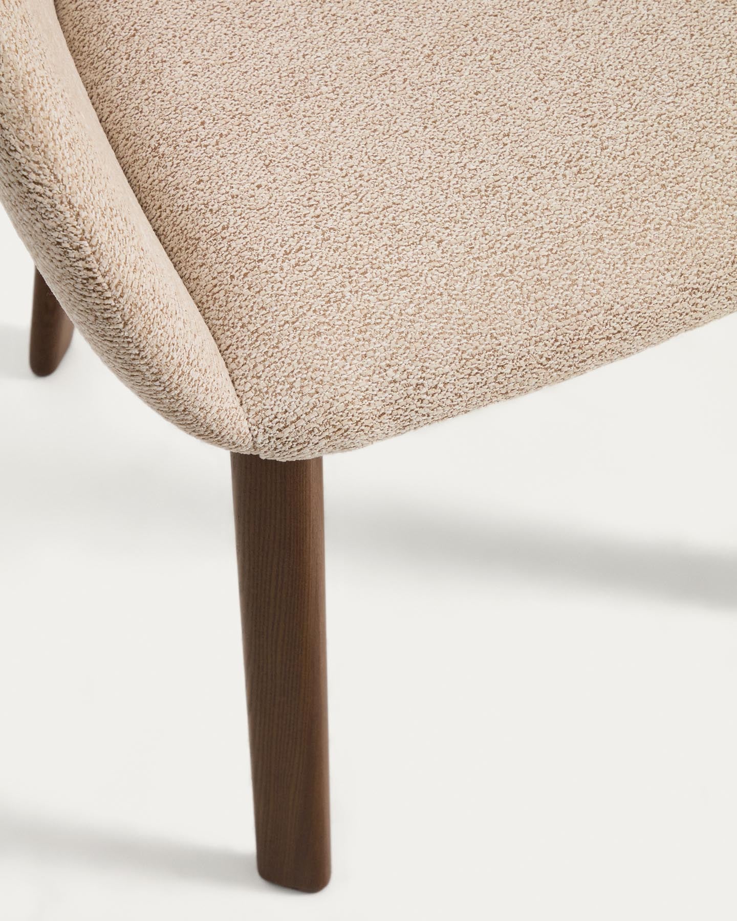 Armlehnenstuhl Meila mit beiger Chenille und Beinen aus massivem Eschenholz mit Nussbaumfinish in Beige präsentiert im Onlineshop von KAQTU Design AG. Stuhl mit Armlehne ist von Kave Home