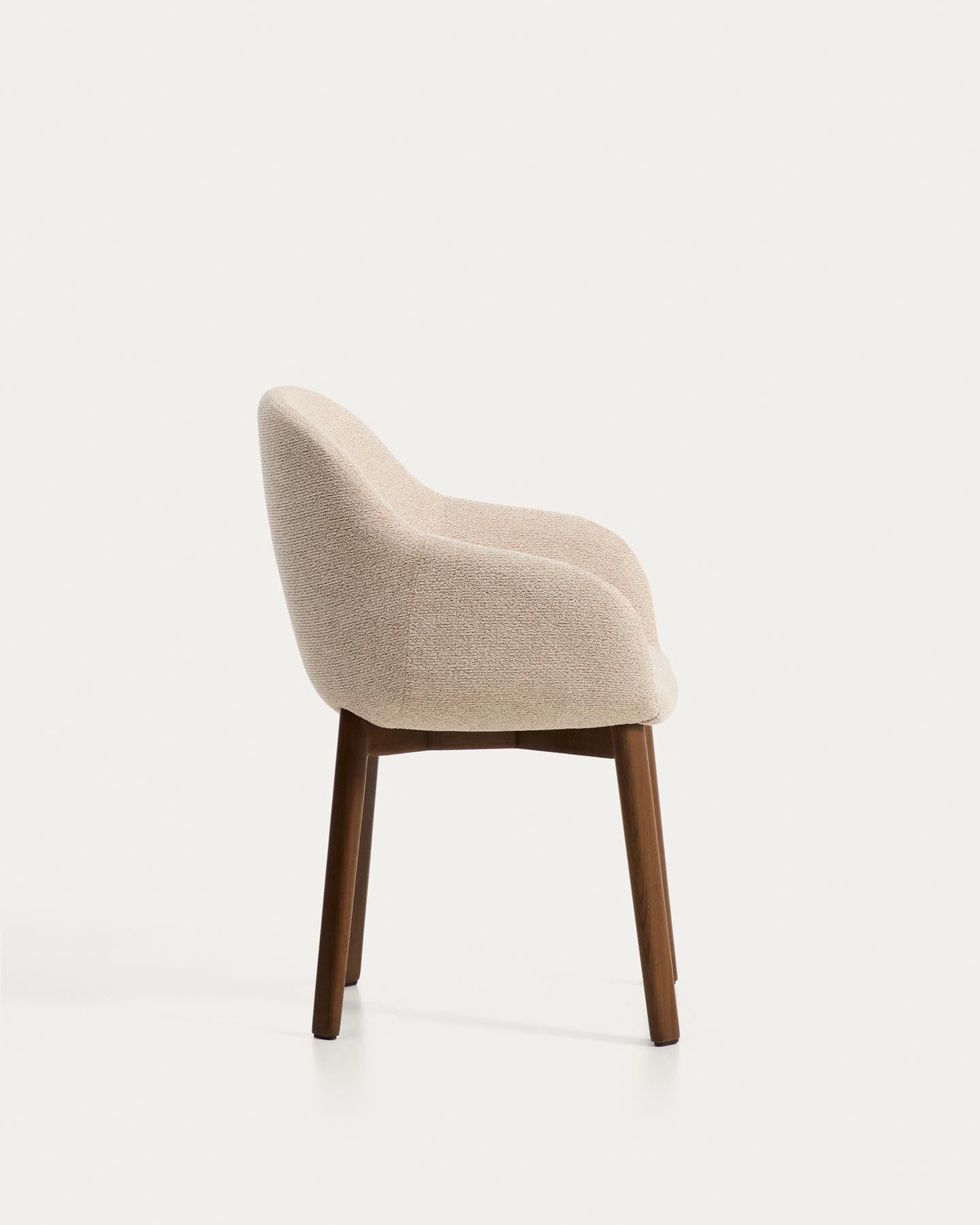 Armlehnenstuhl Meila mit beiger Chenille und Beinen aus massivem Eschenholz mit Nussbaumfinish in Beige präsentiert im Onlineshop von KAQTU Design AG. Stuhl mit Armlehne ist von Kave Home