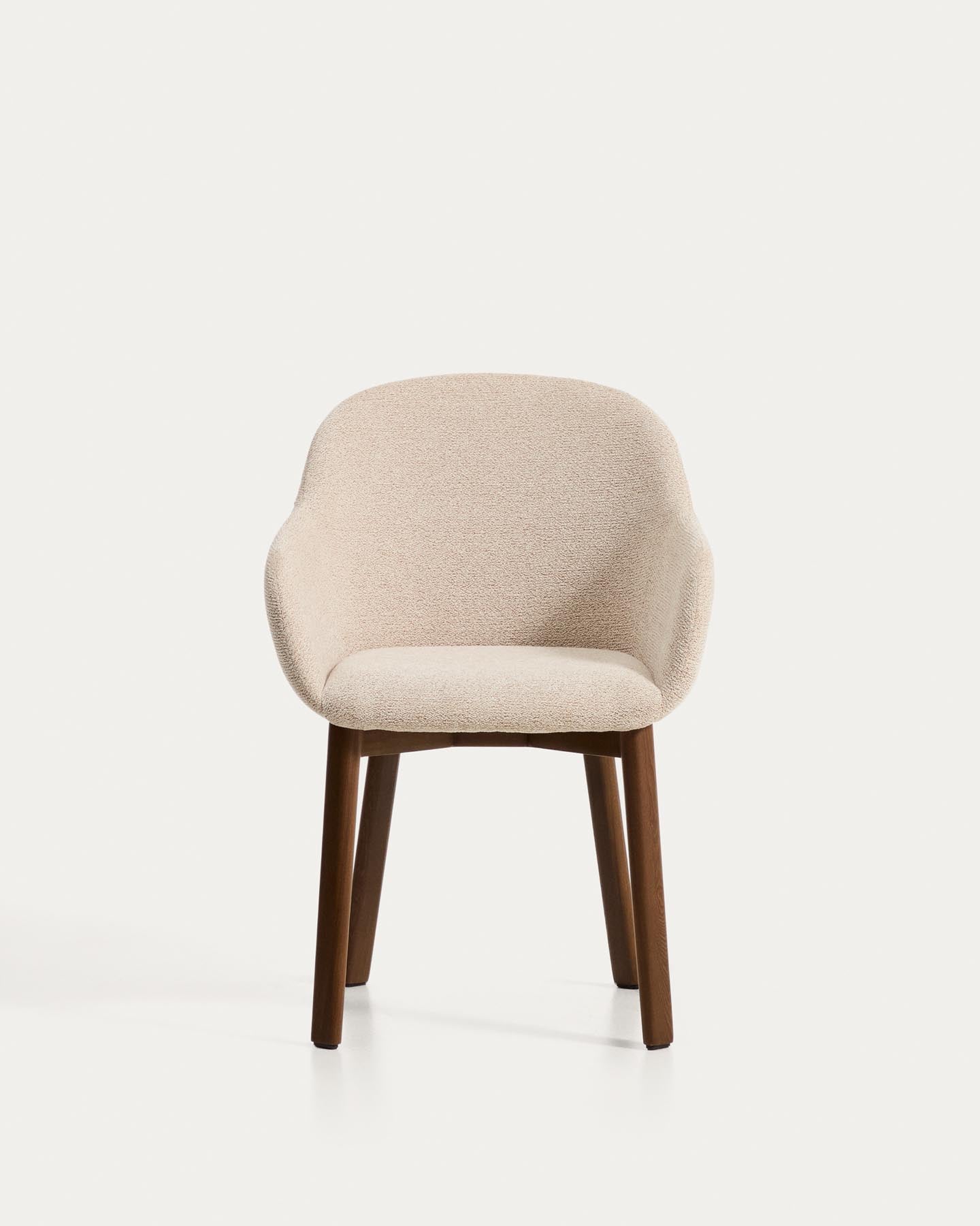 Armlehnenstuhl Meila mit beiger Chenille und Beinen aus massivem Eschenholz mit Nussbaumfinish in Beige präsentiert im Onlineshop von KAQTU Design AG. Stuhl mit Armlehne ist von Kave Home
