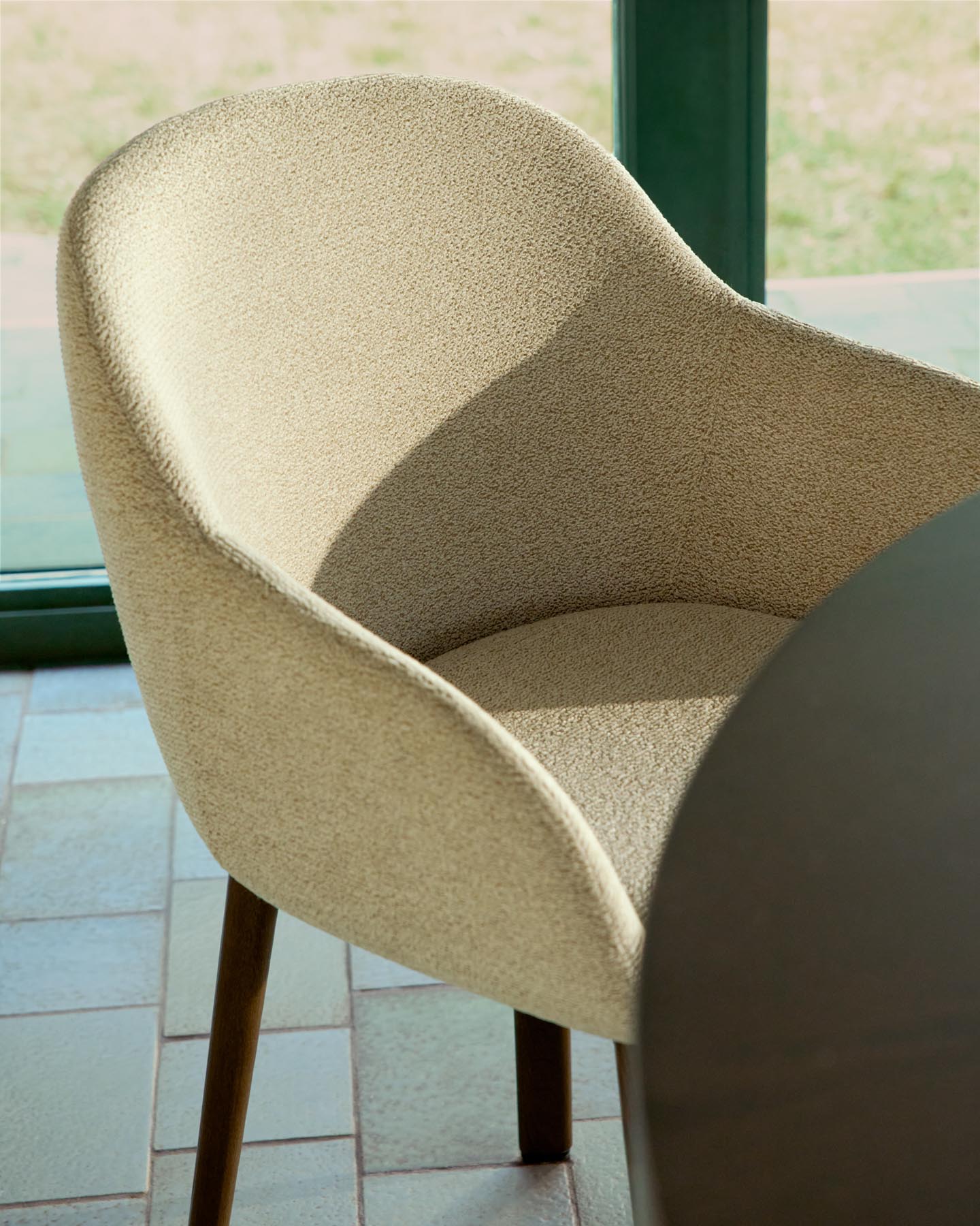 Armlehnenstuhl Meila mit beiger Chenille und Beinen aus massivem Eschenholz mit Nussbaumfinish in Beige präsentiert im Onlineshop von KAQTU Design AG. Stuhl mit Armlehne ist von Kave Home
