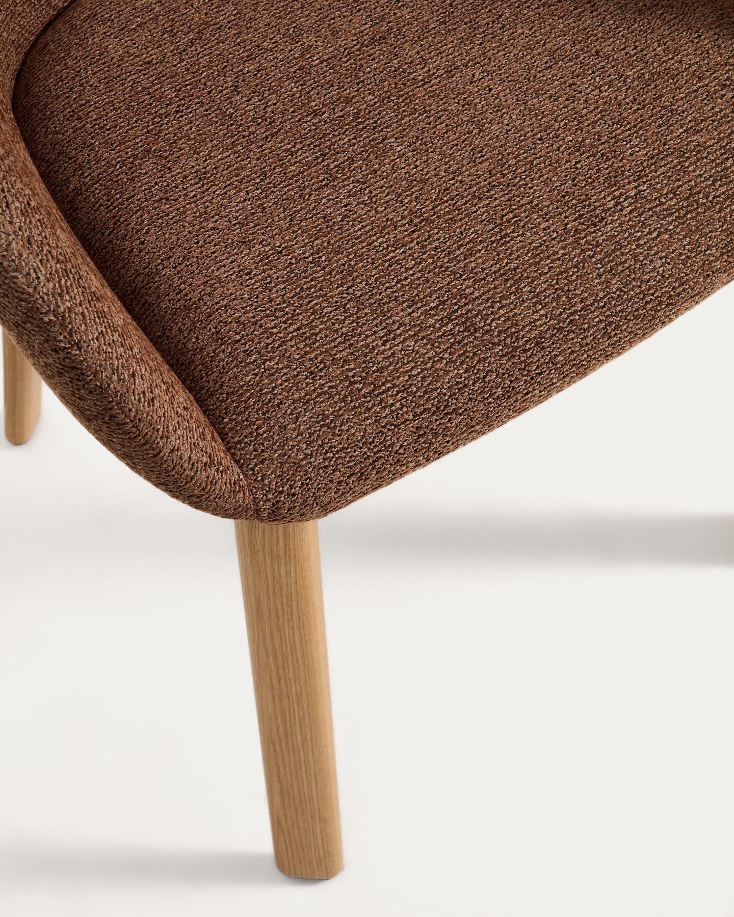 Armlehnenstuhl Meila mit terrakottafarbener Chenille und Beinen aus massivem Eschenholz mit naturfarbenem Finish  in Terrakotta präsentiert im Onlineshop von KAQTU Design AG. Stuhl mit Armlehne ist von Kave Home