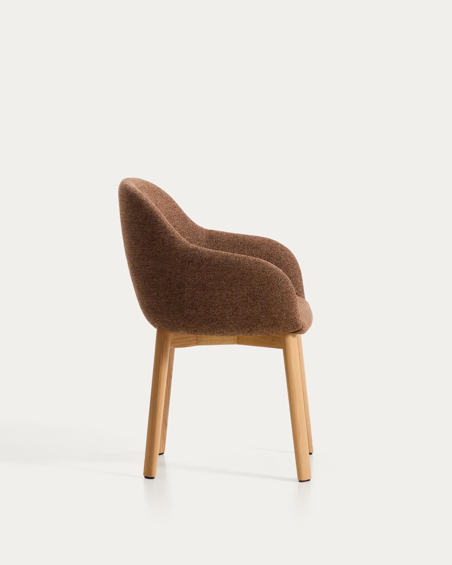 Armlehnenstuhl Meila mit terrakottafarbener Chenille und Beinen aus massivem Eschenholz mit naturfarbenem Finish  in Terrakotta präsentiert im Onlineshop von KAQTU Design AG. Stuhl mit Armlehne ist von Kave Home