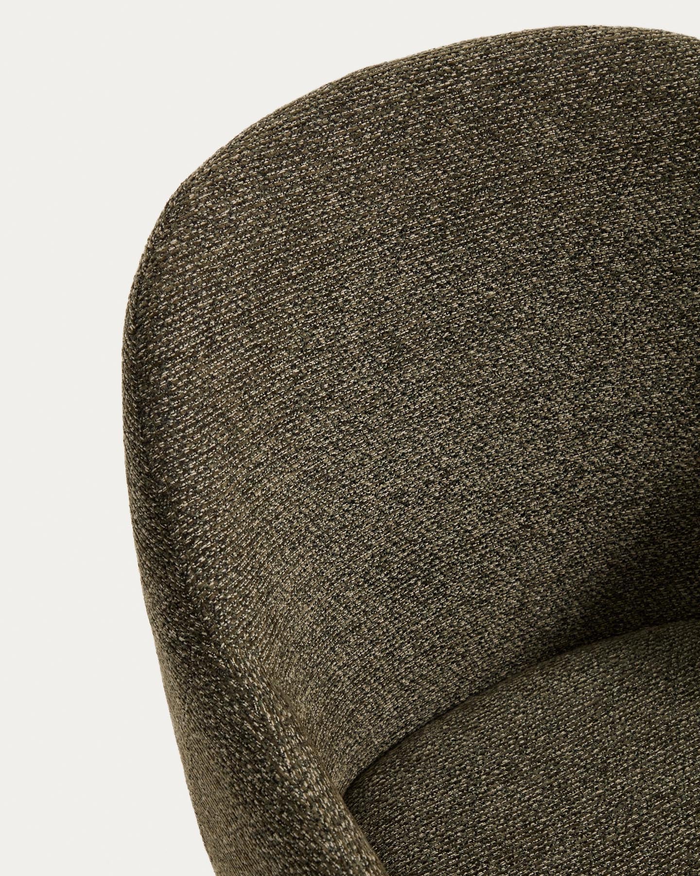 Armlehnenstuhl Meila mit grüner Chenille und Beinen aus massivem Eschenholz mit naturfarbenem Finish  in Grün präsentiert im Onlineshop von KAQTU Design AG. Stuhl mit Armlehne ist von Kave Home