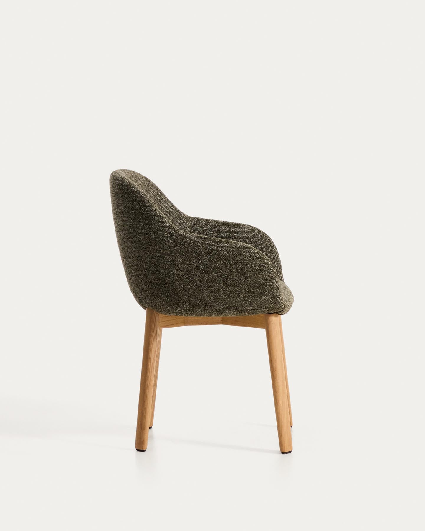 Armlehnenstuhl Meila mit grüner Chenille und Beinen aus massivem Eschenholz mit naturfarbenem Finish  in Grün präsentiert im Onlineshop von KAQTU Design AG. Stuhl mit Armlehne ist von Kave Home