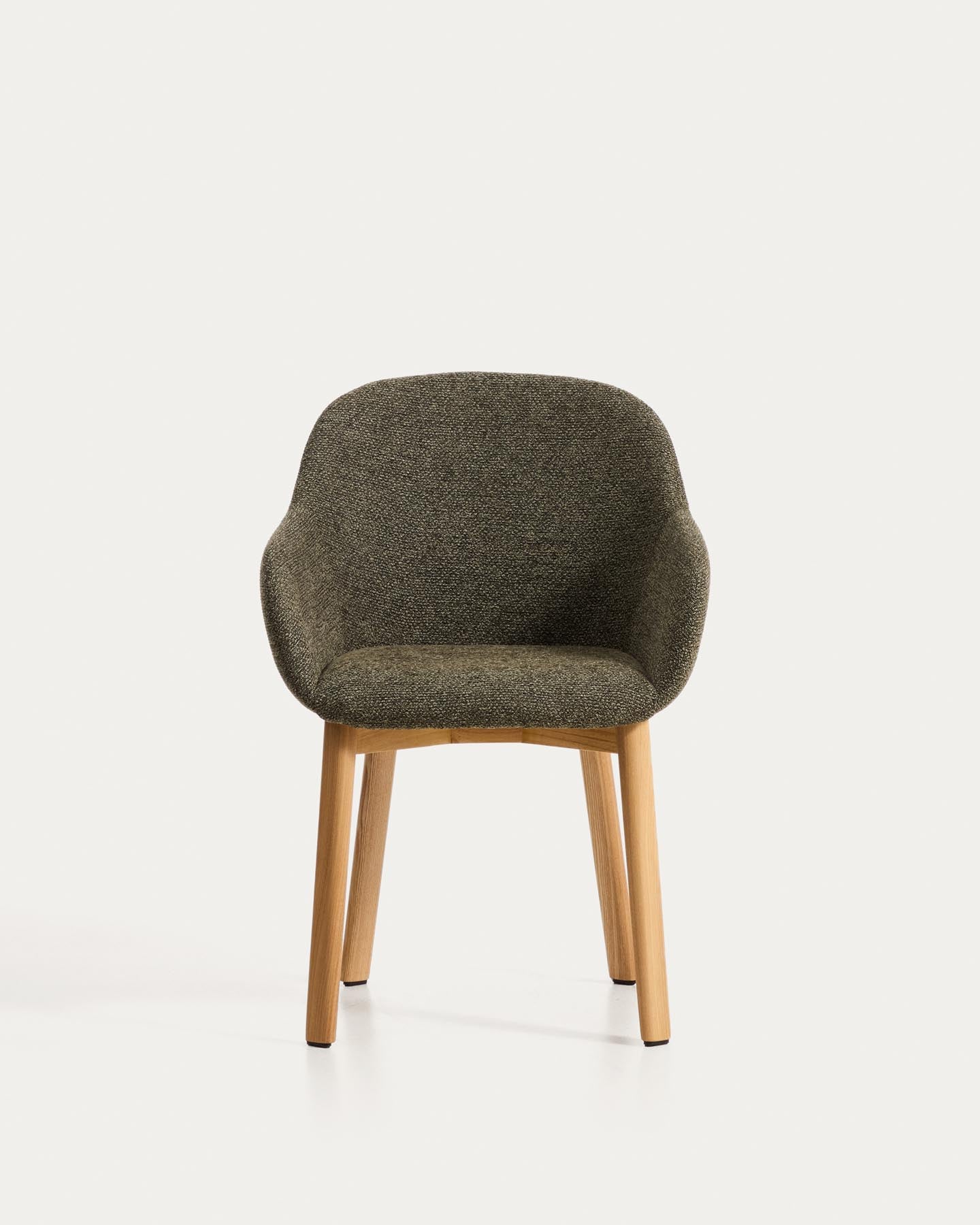 Armlehnenstuhl Meila mit grüner Chenille und Beinen aus massivem Eschenholz mit naturfarbenem Finish  in Grün präsentiert im Onlineshop von KAQTU Design AG. Stuhl mit Armlehne ist von Kave Home