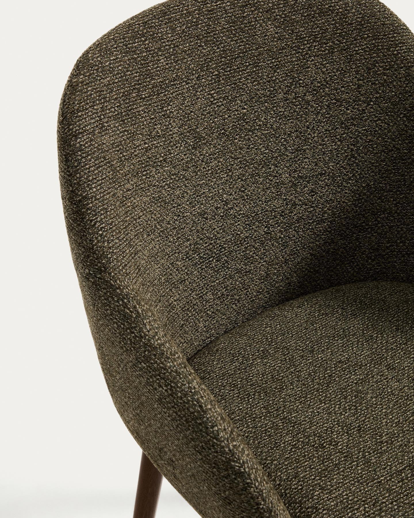 Armlehnenstuhl Meila mit grüner Chenille und Beinen aus massivem Eschenholz mit Nussbaumfinish in Grün präsentiert im Onlineshop von KAQTU Design AG. Stuhl mit Armlehne ist von Kave Home