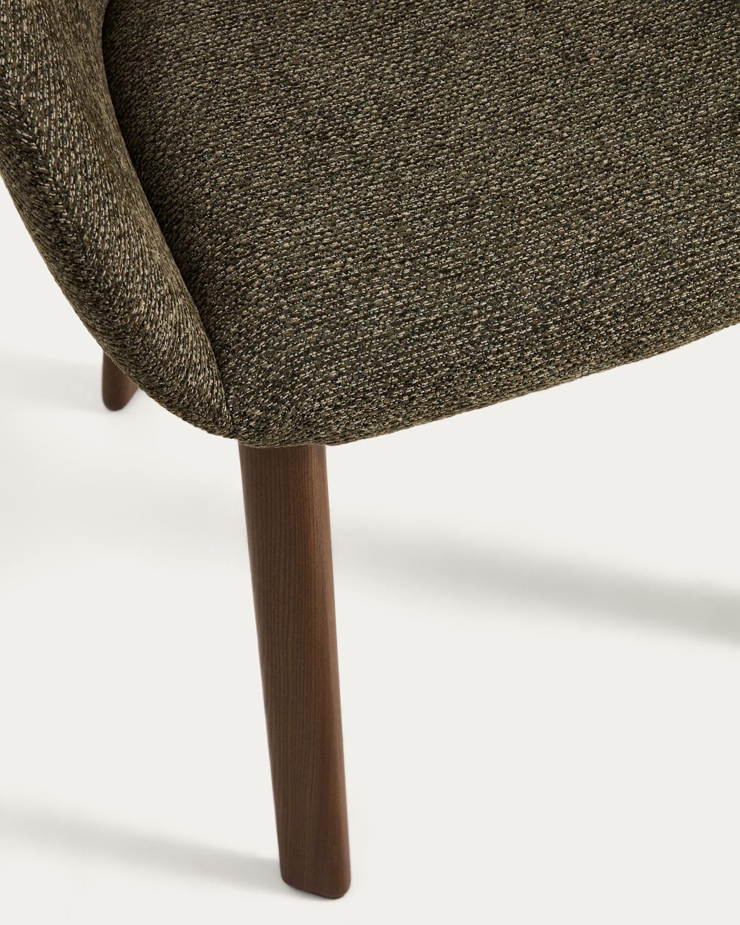 Armlehnenstuhl Meila mit grüner Chenille und Beinen aus massivem Eschenholz mit Nussbaumfinish in Grün präsentiert im Onlineshop von KAQTU Design AG. Stuhl mit Armlehne ist von Kave Home