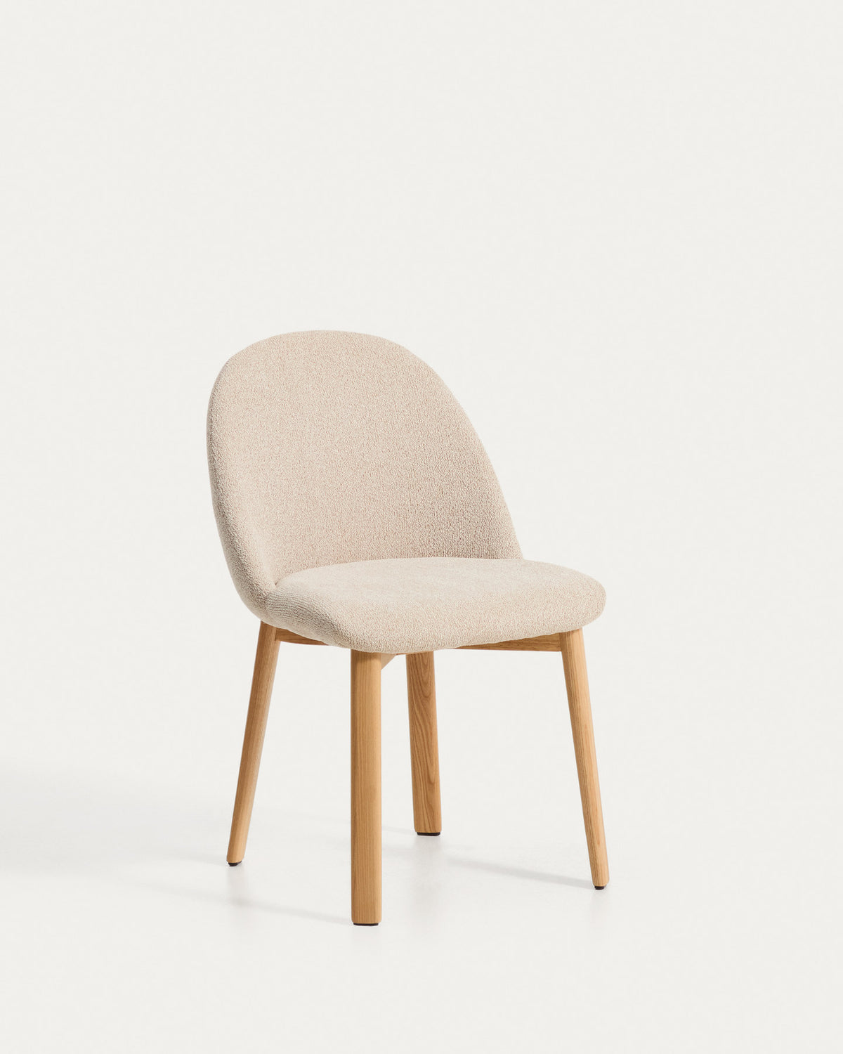 Stuhl Meila mit beiger Chenille und Beinen aus massivem Eschenholz mit naturfarbenem Finish in Beige präsentiert im Onlineshop von KAQTU Design AG. Stuhl ist von Kave Home