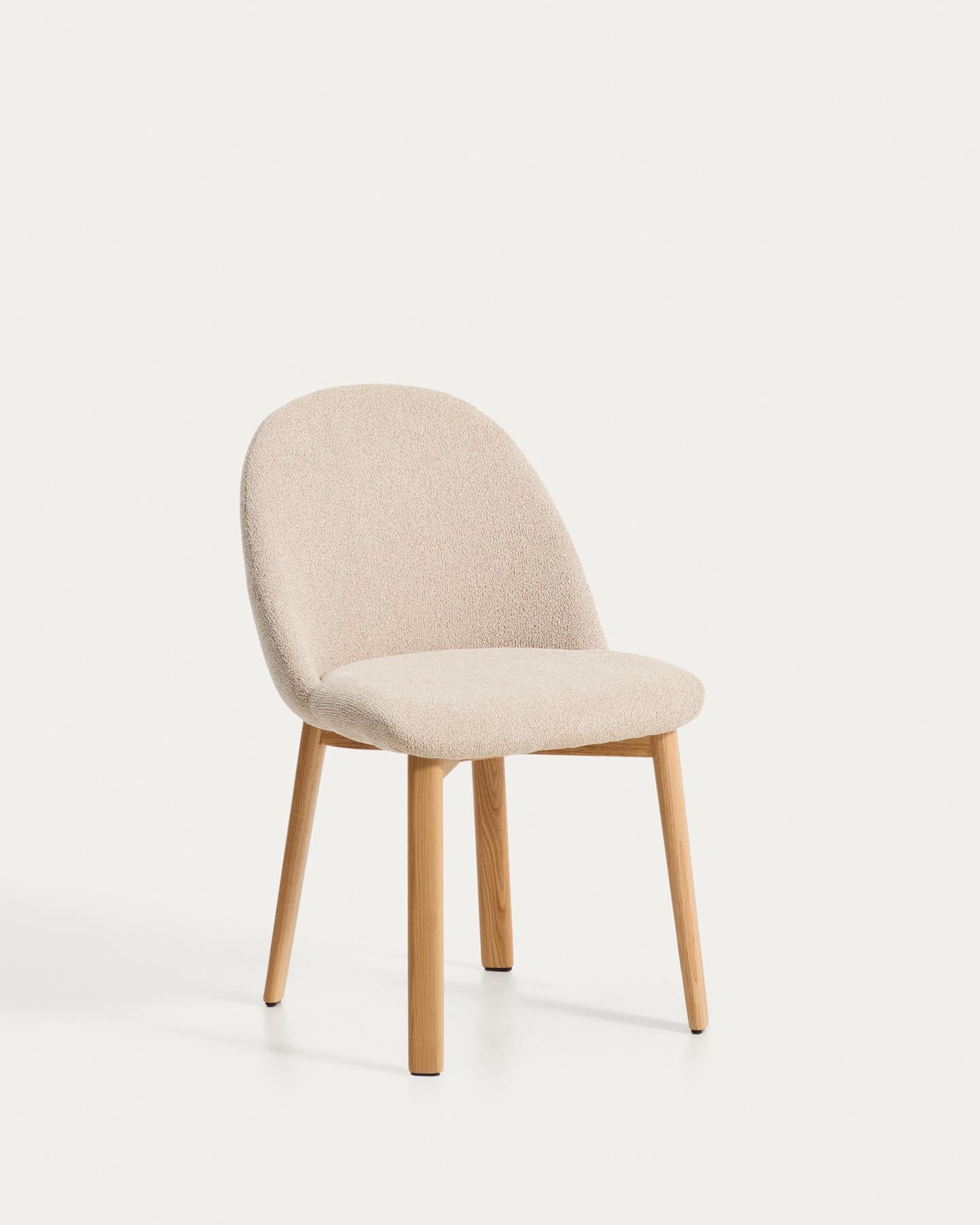 Stuhl Meila mit beiger Chenille und Beinen aus massivem Eschenholz mit naturfarbenem Finish  in Beige präsentiert im Onlineshop von KAQTU Design AG. Stuhl ist von Kave Home