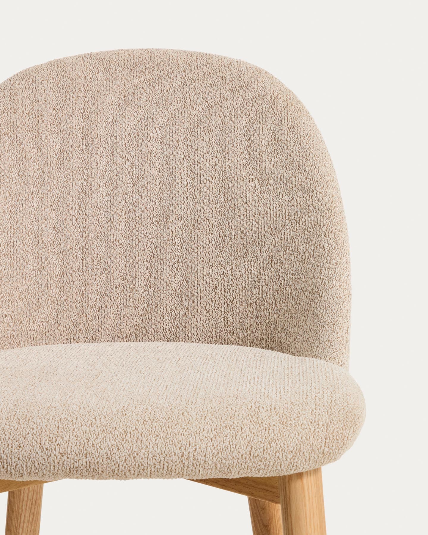 Stuhl Meila mit beiger Chenille und Beinen aus massivem Eschenholz mit naturfarbenem Finish  in Beige präsentiert im Onlineshop von KAQTU Design AG. Stuhl ist von Kave Home