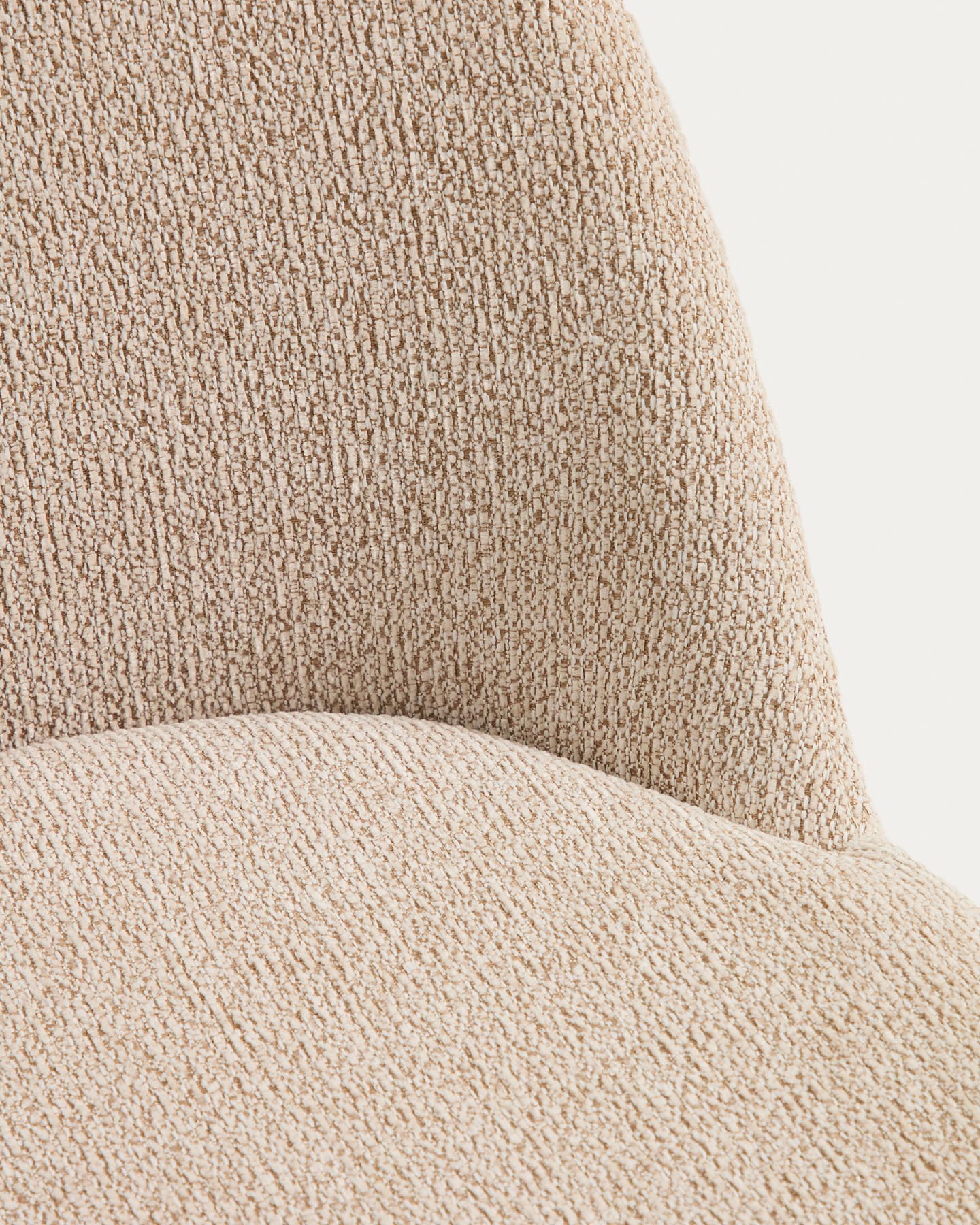 Stuhl Meila mit beiger Chenille und Beinen aus massivem Eschenholz mit naturfarbenem Finish  in Beige präsentiert im Onlineshop von KAQTU Design AG. Stuhl ist von Kave Home