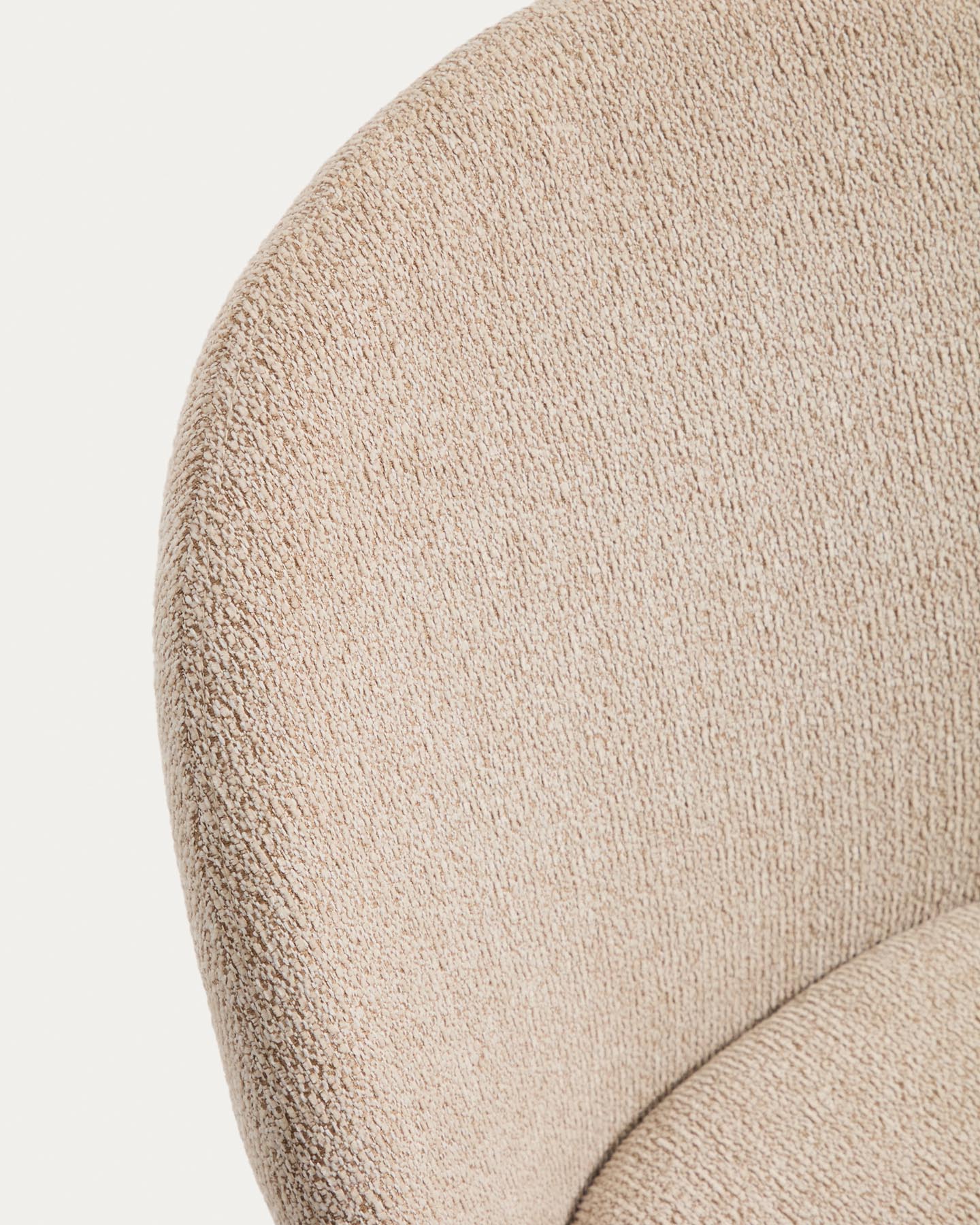 Stuhl Meila mit beiger Chenille und Beinen aus massivem Eschenholz mit naturfarbenem Finish  in Beige präsentiert im Onlineshop von KAQTU Design AG. Stuhl ist von Kave Home