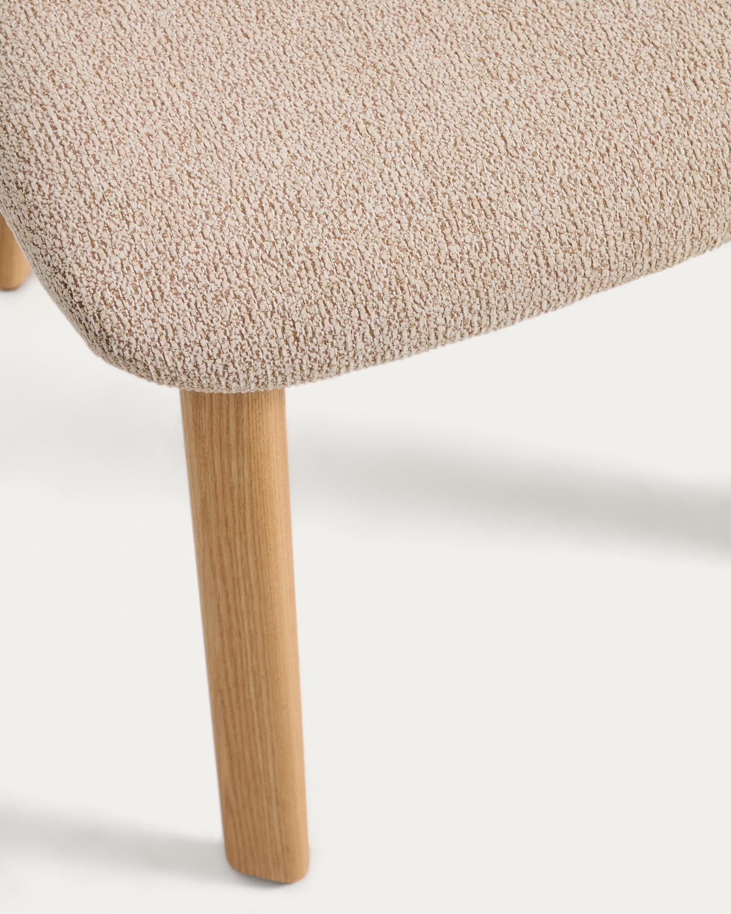 Stuhl Meila mit beiger Chenille und Beinen aus massivem Eschenholz mit naturfarbenem Finish  in Beige präsentiert im Onlineshop von KAQTU Design AG. Stuhl ist von Kave Home