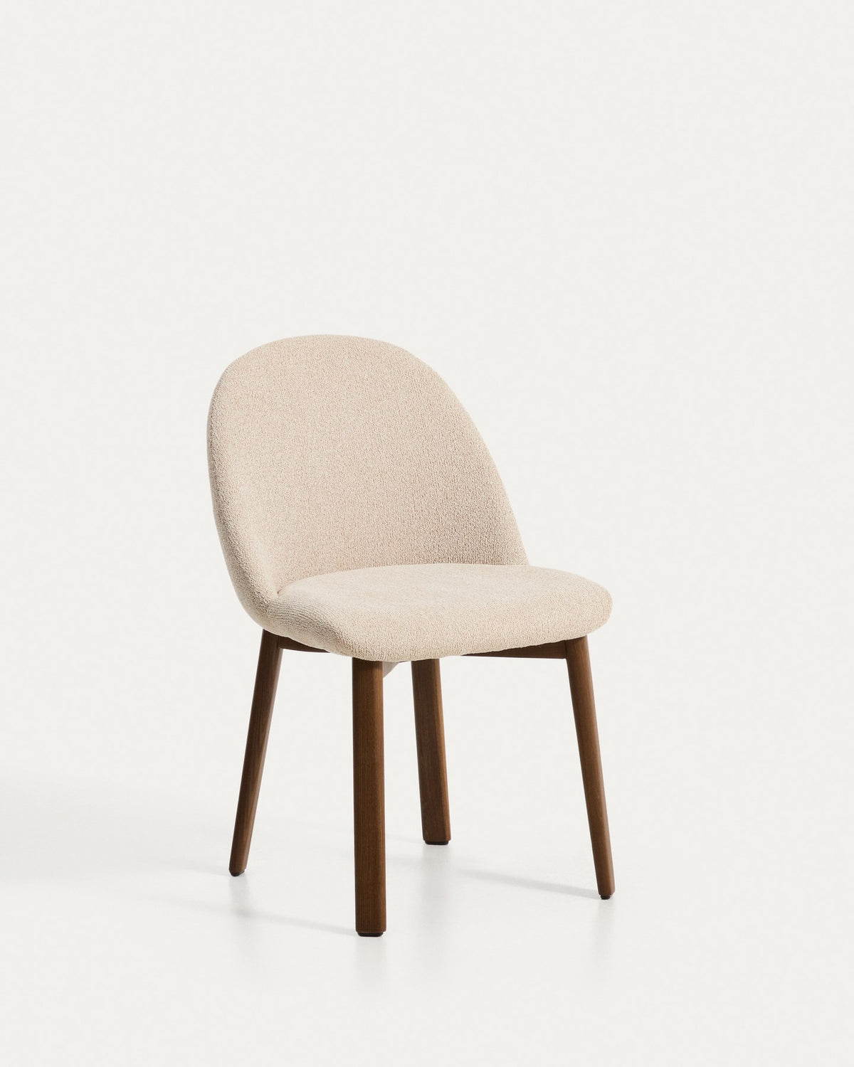 Stuhl Meila flammhemmend mit beiger Chenille und Beinen aus massivem Eschenholz mit Nussbaumfinish in Beige präsentiert im Onlineshop von KAQTU Design AG. Stuhl ist von Kave Home