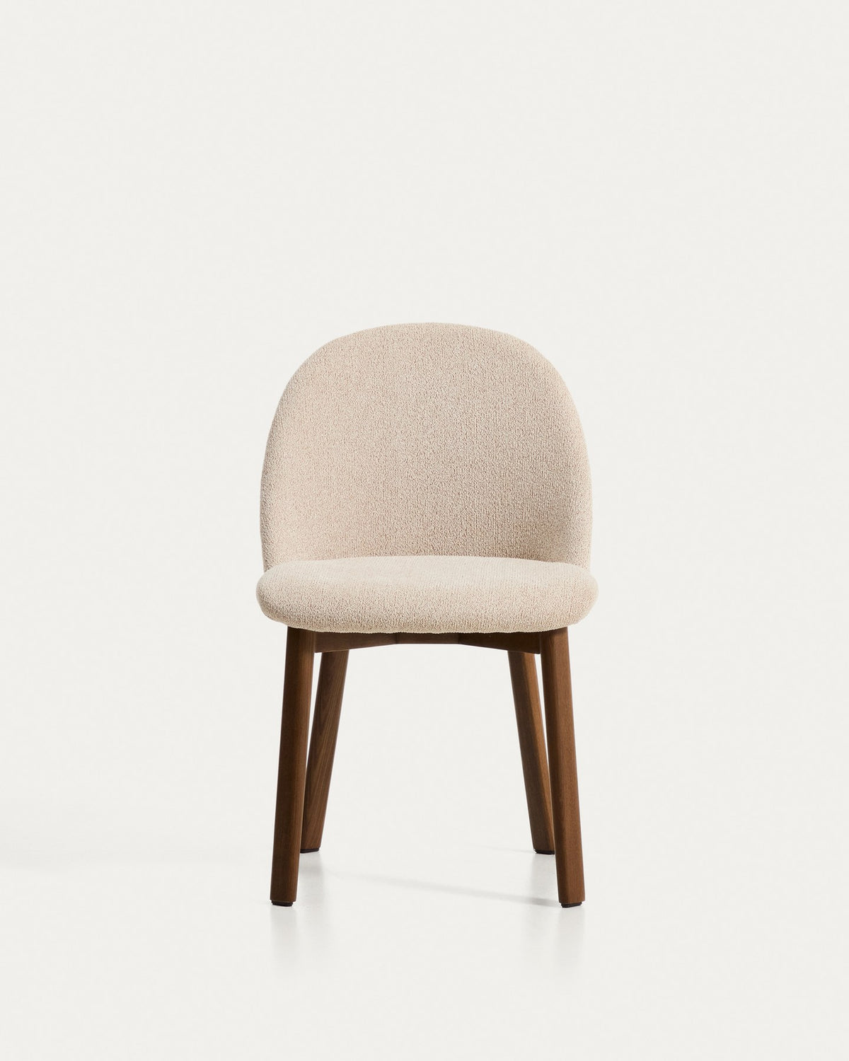 Stuhl Meila flammhemmend mit beiger Chenille und Beinen aus massivem Eschenholz mit Nussbaumfinish in Beige präsentiert im Onlineshop von KAQTU Design AG. Stuhl ist von Kave Home