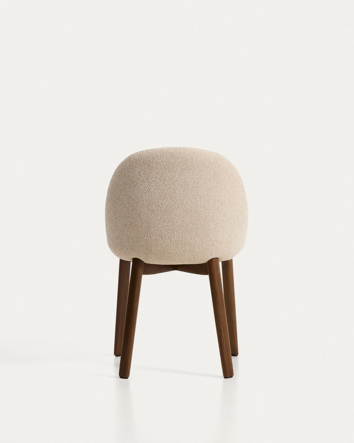 Stuhl Meila flammhemmend mit beiger Chenille und Beinen aus massivem Eschenholz mit Nussbaumfinish in Beige präsentiert im Onlineshop von KAQTU Design AG. Stuhl ist von Kave Home
