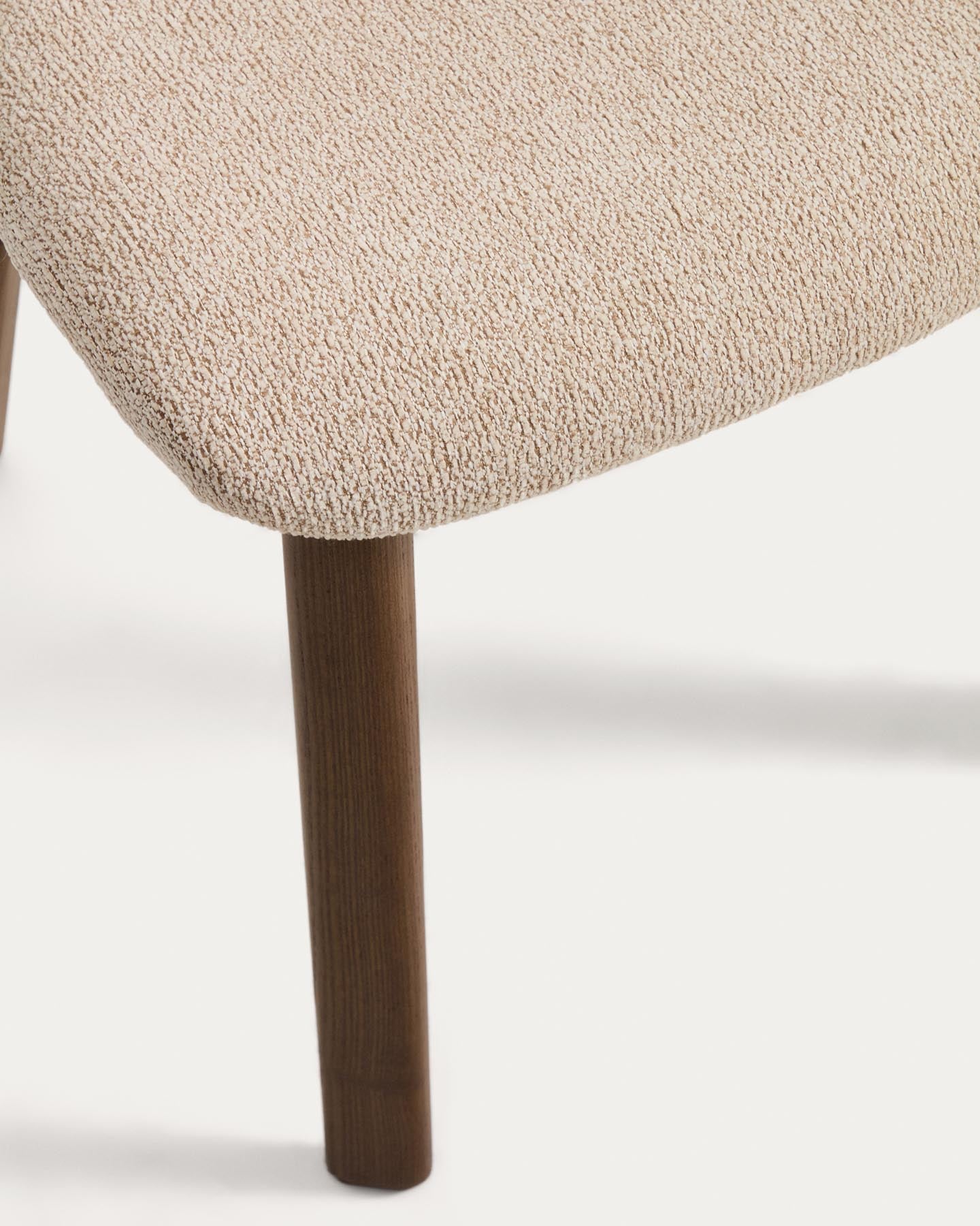 Stuhl Meila mit beiger Chenille und Beinen aus massivem Eschenholz mit Nussbaumfinish in Beige präsentiert im Onlineshop von KAQTU Design AG. Stuhl ist von Kave Home
