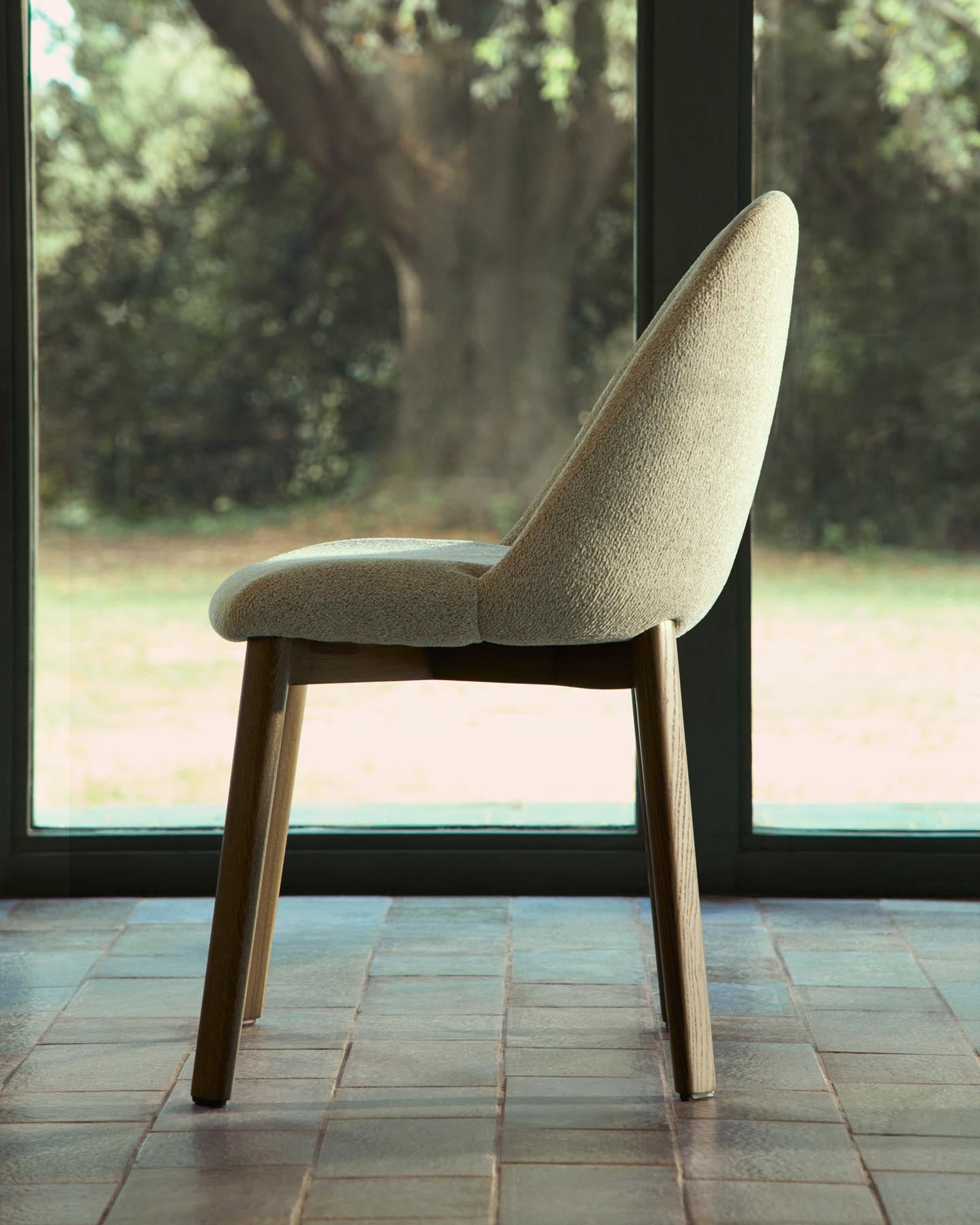 Stuhl Meila mit beiger Chenille und Beinen aus massivem Eschenholz mit Nussbaumfinish in Beige präsentiert im Onlineshop von KAQTU Design AG. Stuhl ist von Kave Home
