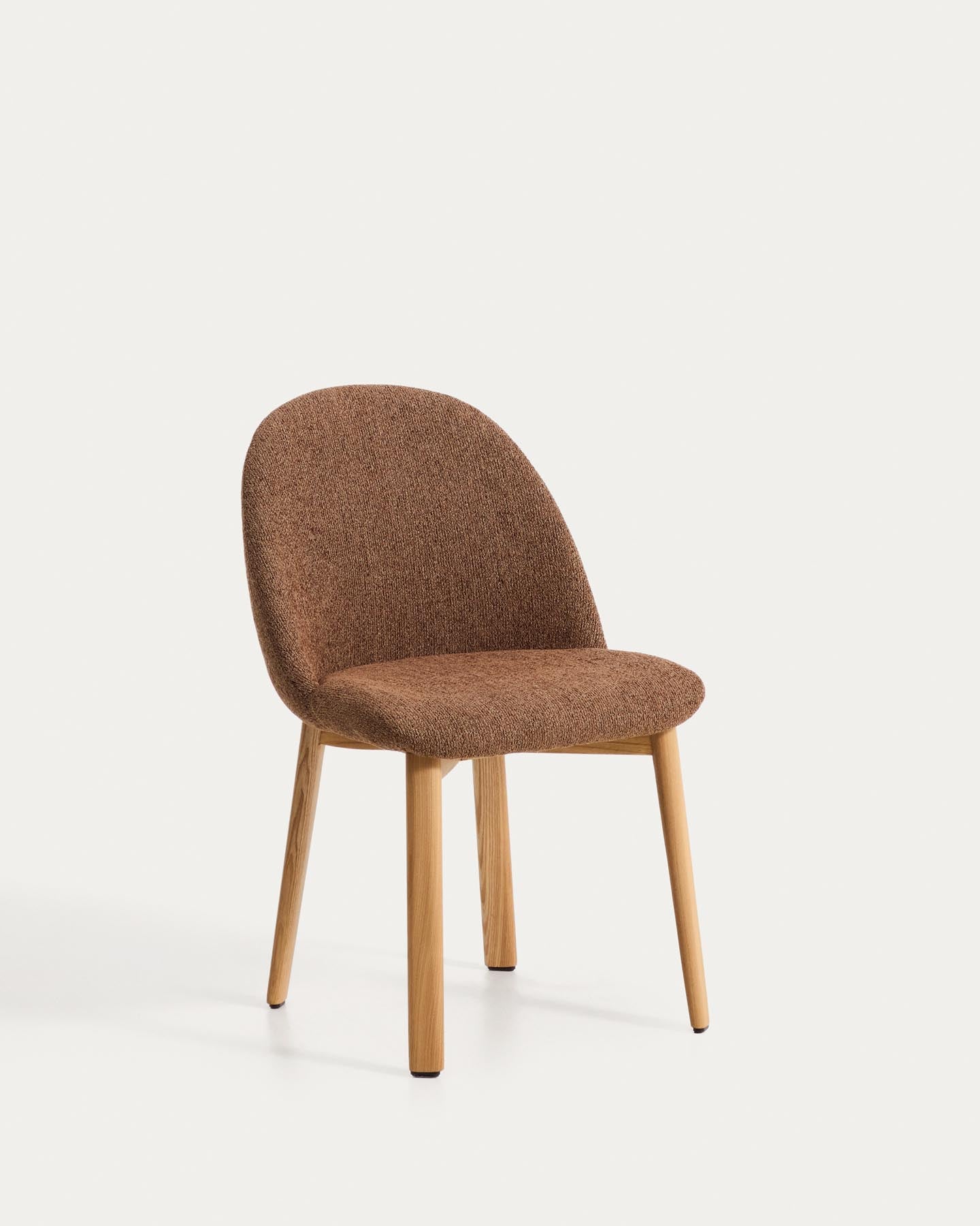 Stuhl Meila mit terrakottafarbener Chenille und Beinen aus massivem Eschenholz mit naturfarbenem Finish  in Terrakotta präsentiert im Onlineshop von KAQTU Design AG. Stuhl ist von Kave Home