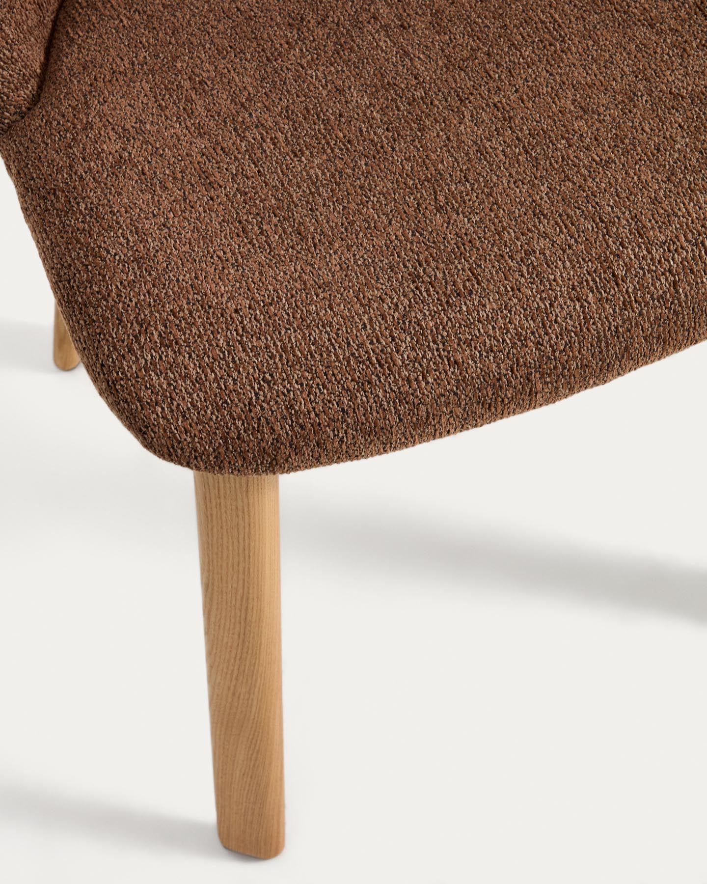 Stuhl Meila mit terrakottafarbener Chenille und Beinen aus massivem Eschenholz mit naturfarbenem Finish  in Terrakotta präsentiert im Onlineshop von KAQTU Design AG. Stuhl ist von Kave Home