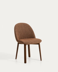Stuhl Meila mit terrakottafarbener Chenille und Beinen aus massivem Eschenholz mit Nussbaumfinish