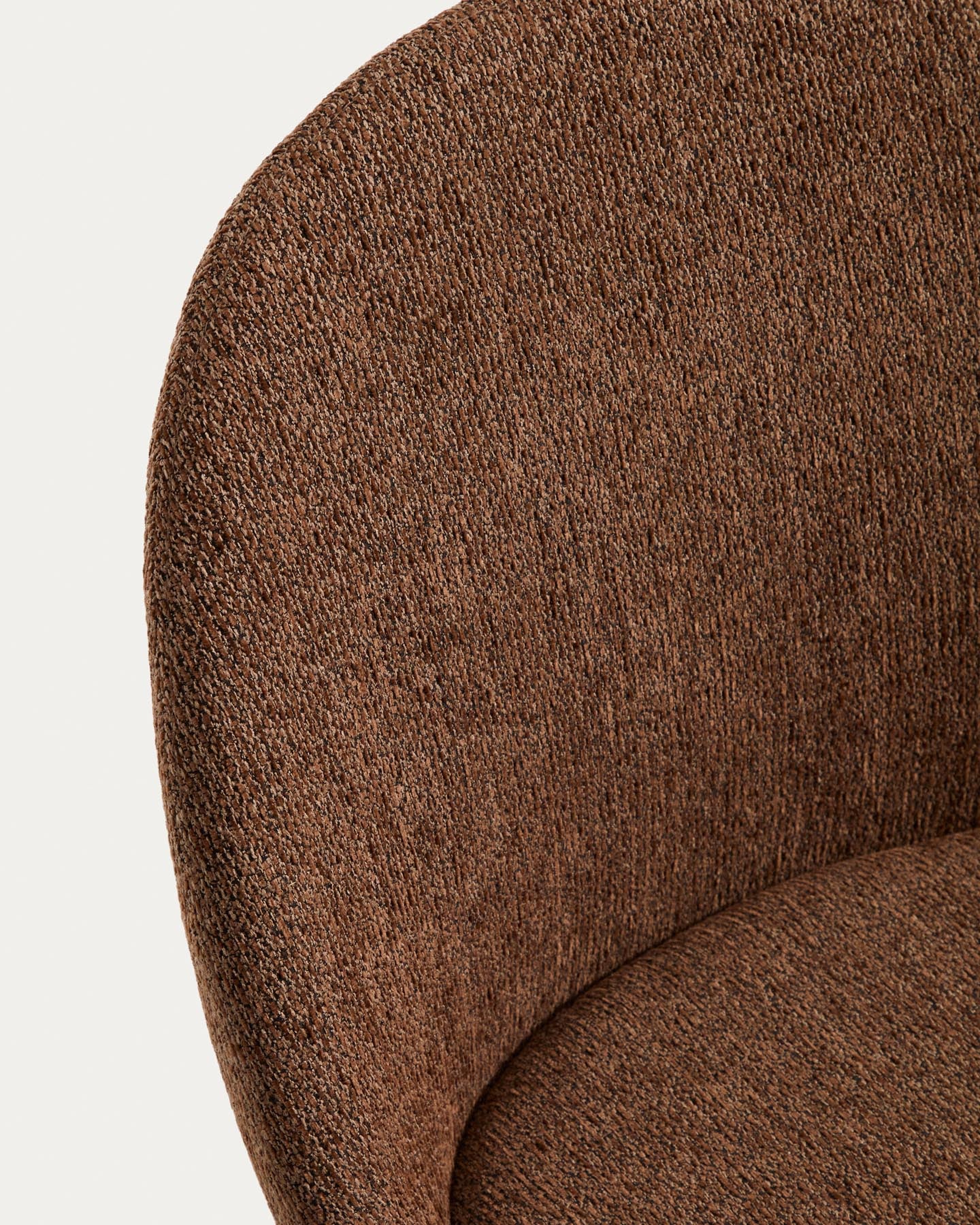 Stuhl Meila mit terrakottafarbener Chenille und Beinen aus massivem Eschenholz mit Nussbaumfinish in Terrakotta präsentiert im Onlineshop von KAQTU Design AG. Stuhl ist von Kave Home