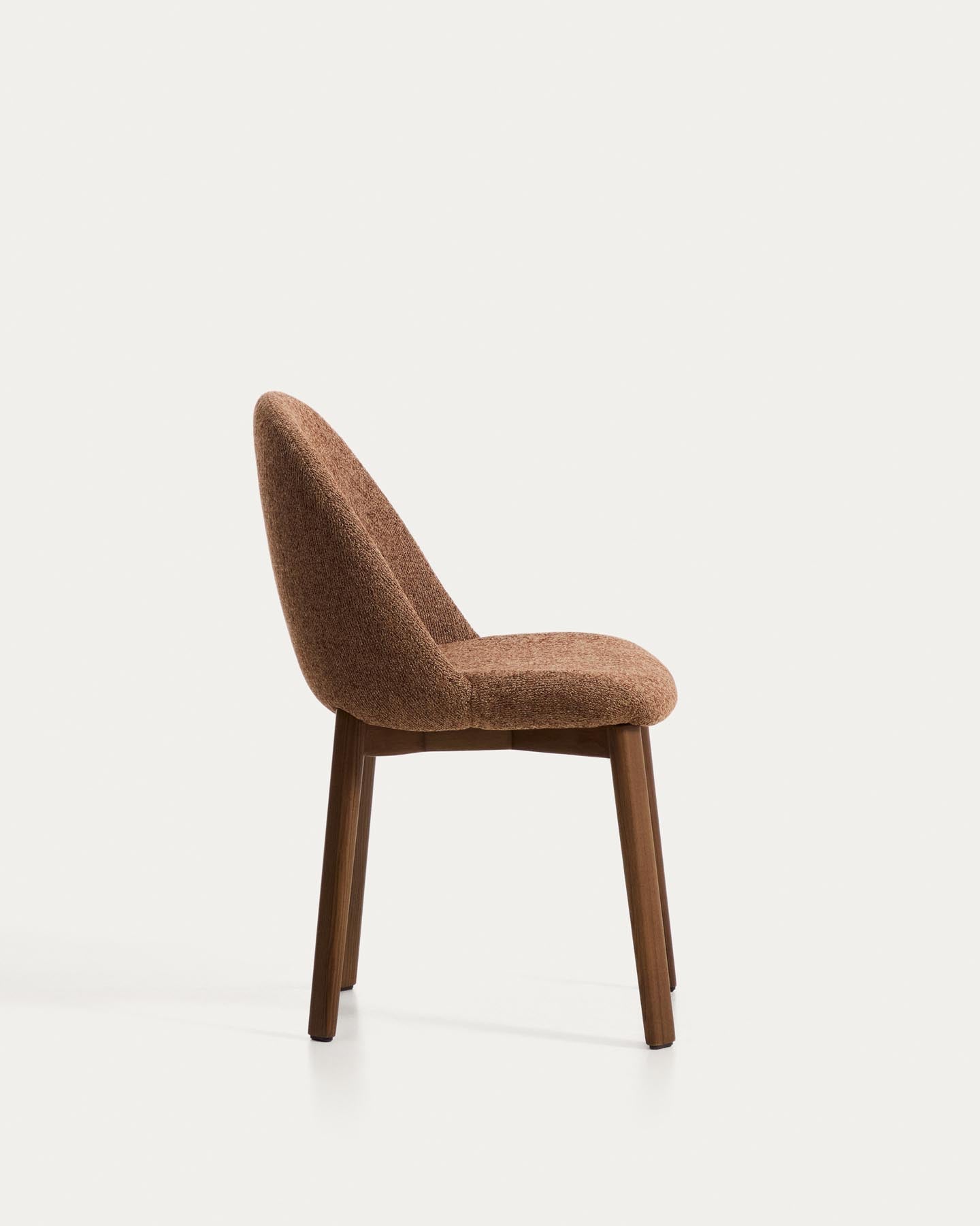 Stuhl Meila mit terrakottafarbener Chenille und Beinen aus massivem Eschenholz mit Nussbaumfinish in Terrakotta präsentiert im Onlineshop von KAQTU Design AG. Stuhl ist von Kave Home