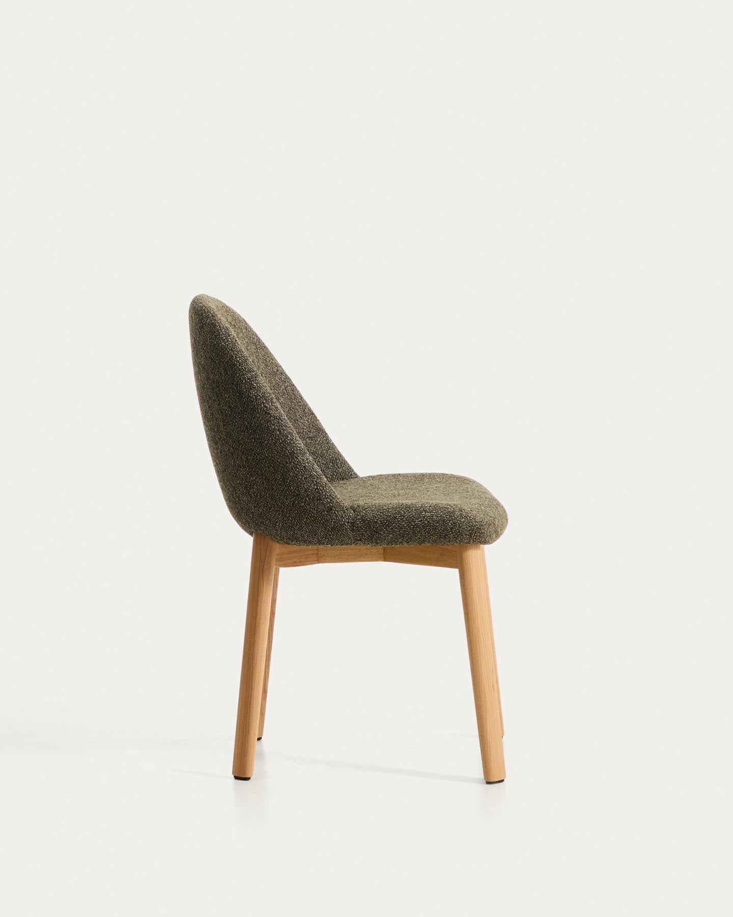 Stuhl Meila mit grüner Chenille und Beinen aus massivem Eschenholz mit naturfarbenem Finish  in Grün präsentiert im Onlineshop von KAQTU Design AG. Stuhl ist von Kave Home
